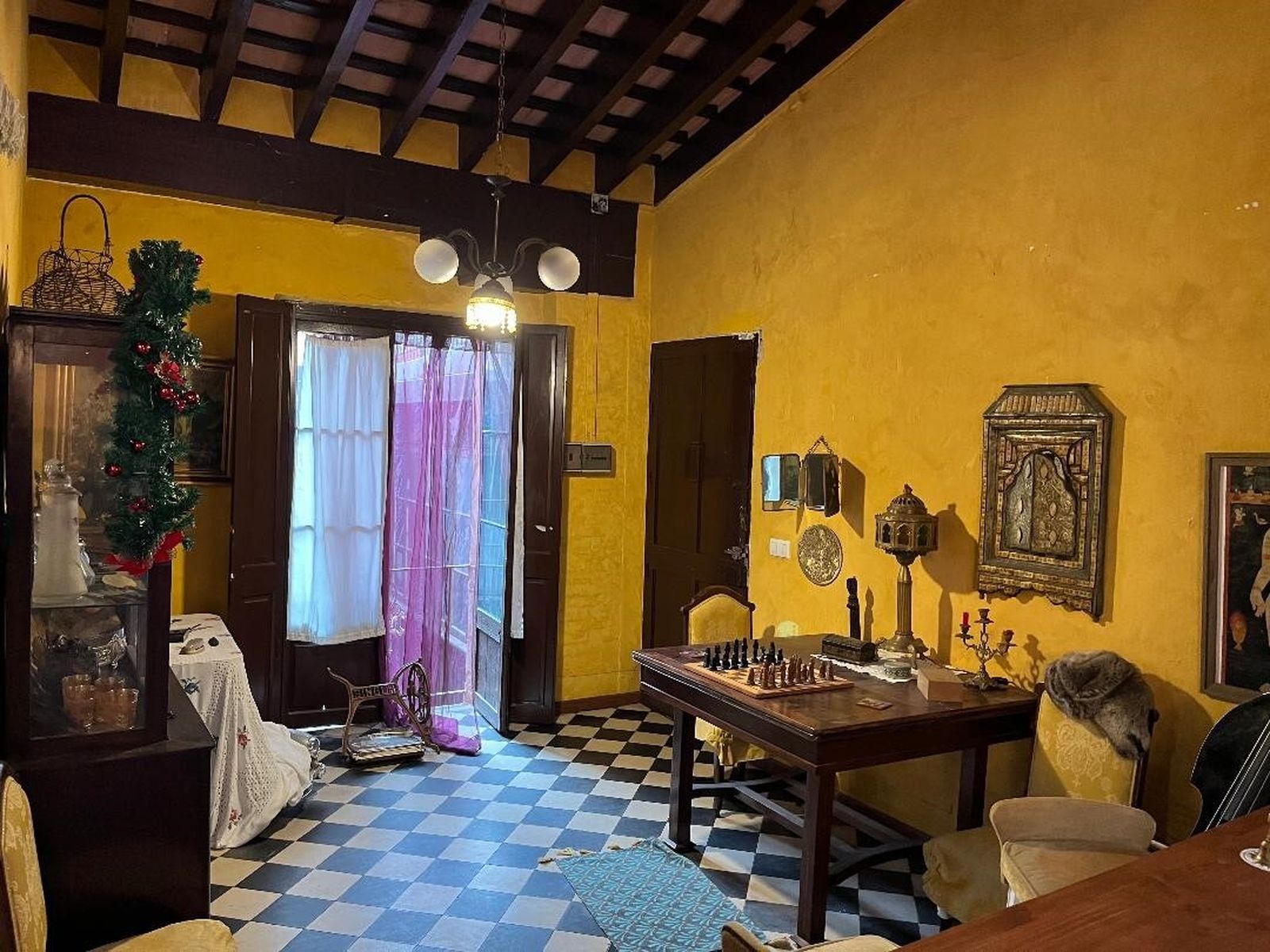 Todo el mobiliario modernista y alfonsino del comedor se apoya sobre el suelo  hidráulico original de la casa con el diseño de damero.