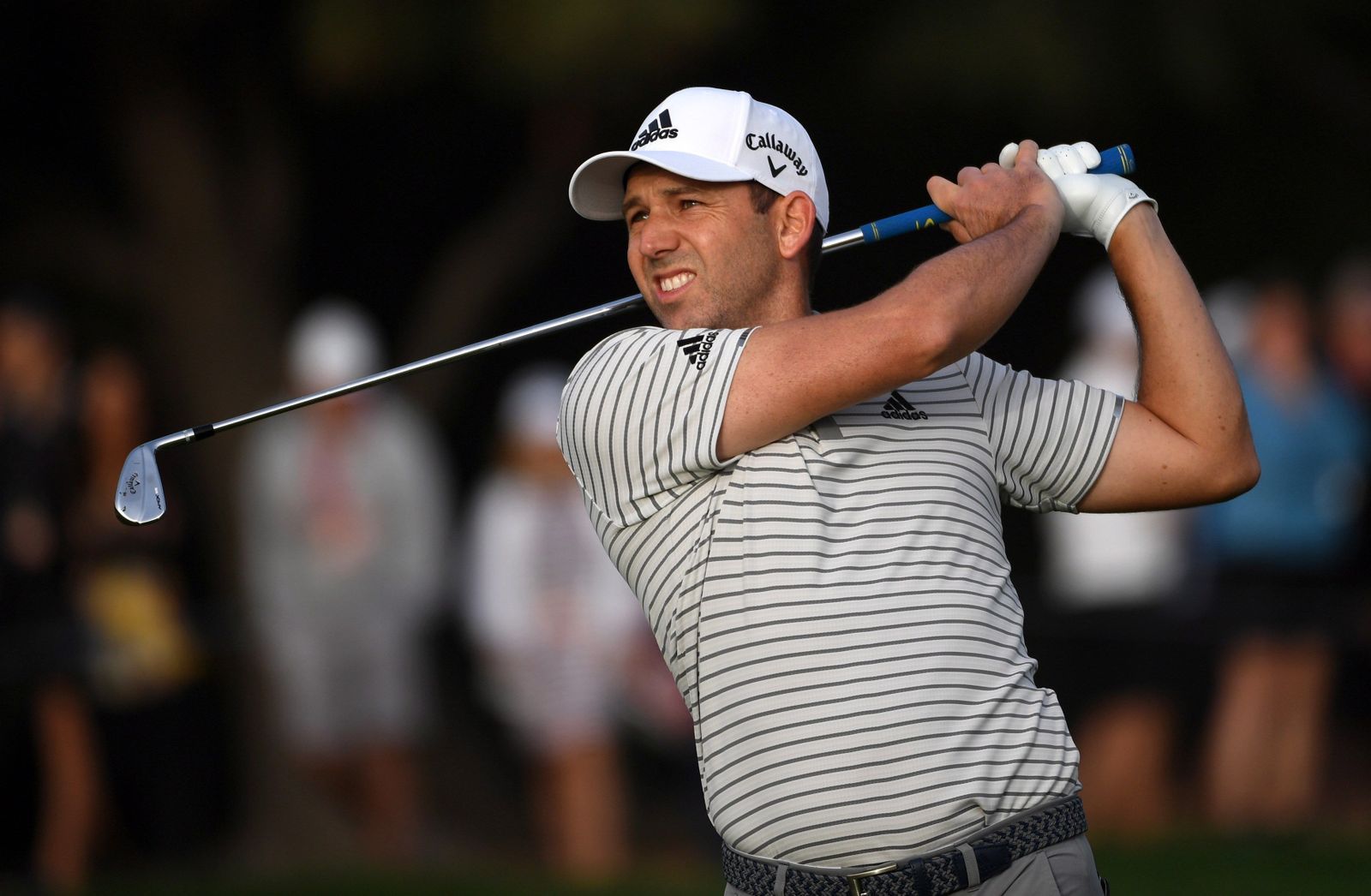 Sergio García observa la bola durante su primera vuelta en Dubai.