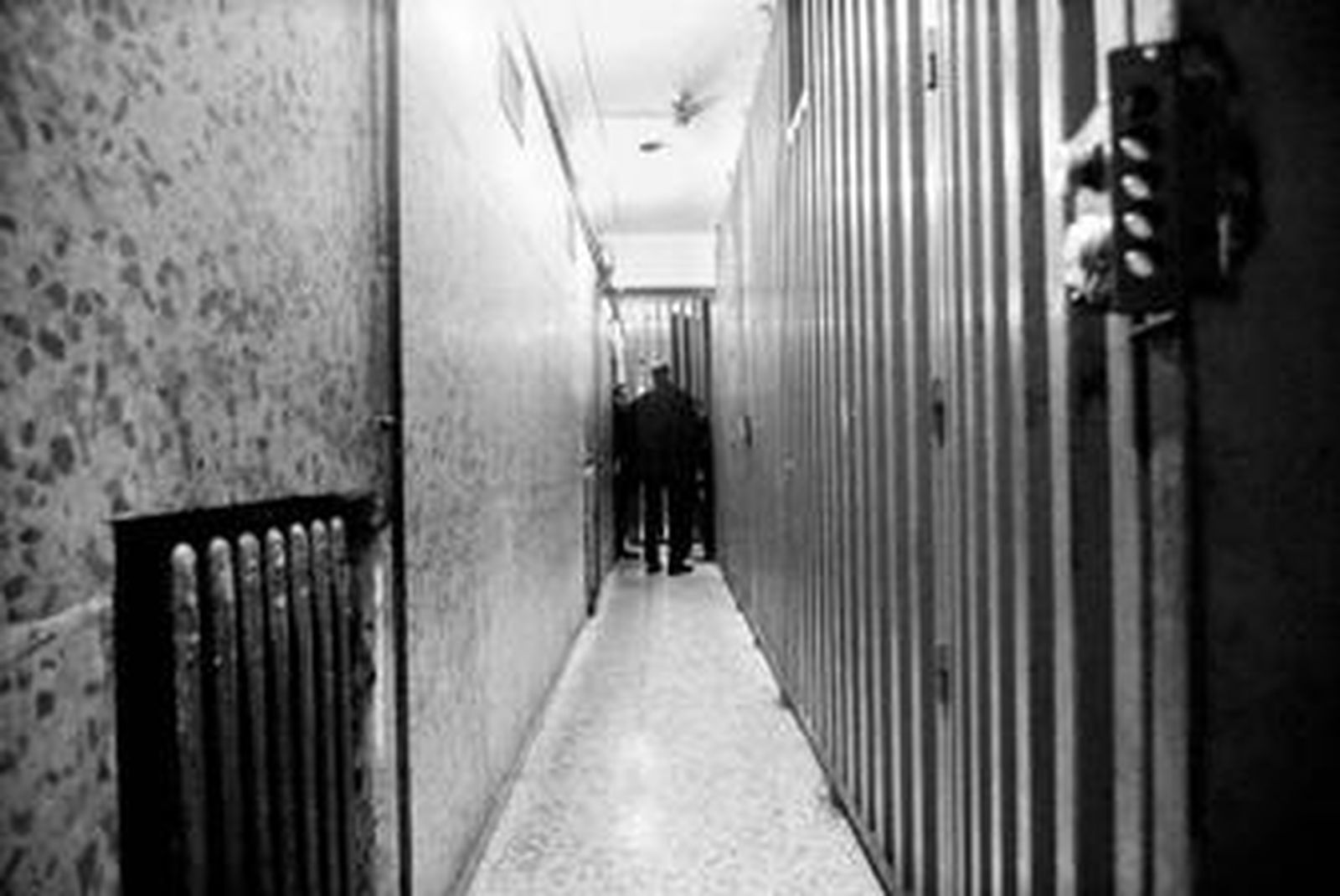 1. El estrecho pasillo donde están las celdas. 2. Mesa de vigilancia en la Jefatura de Policía. 3. Un detalle de las inscripciones dejadas por los detenidos en los últimos tiempos.