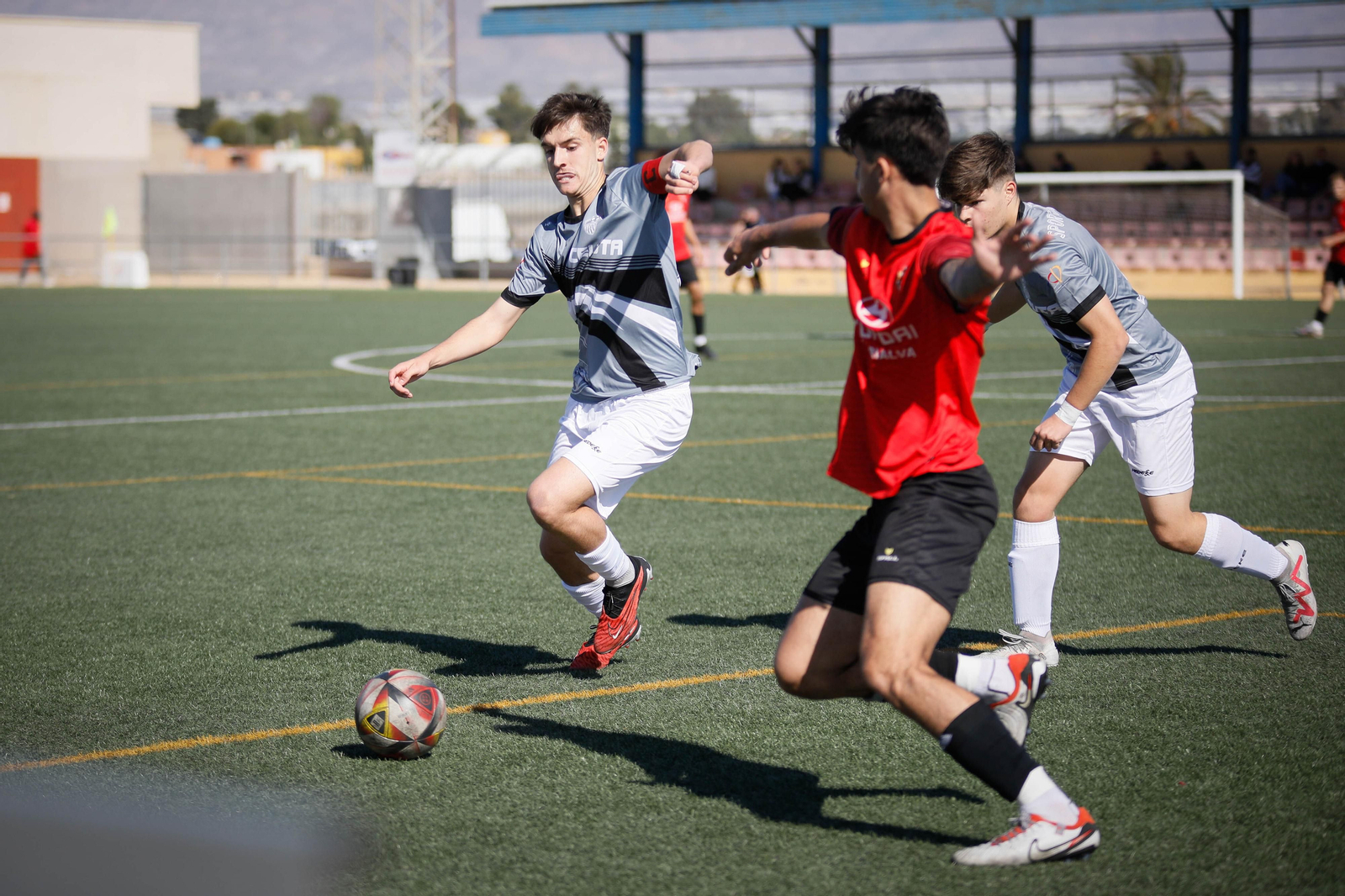 Un jugador de La Cañada disputa el balón con un rival en un encuentro disputado por los almerienses esta temporada.