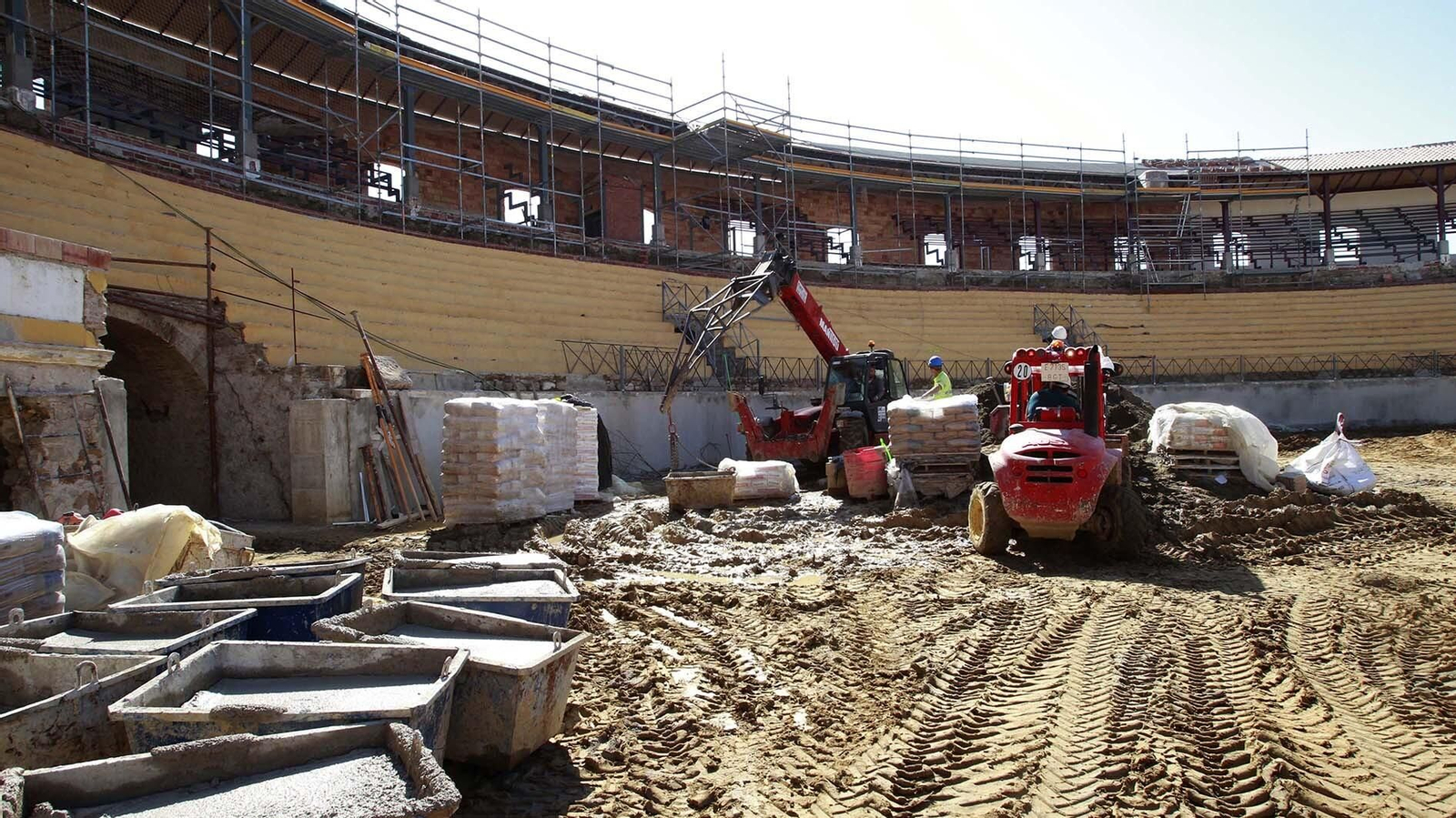 Las fotos de las obras de la plaza de toro de la Línea