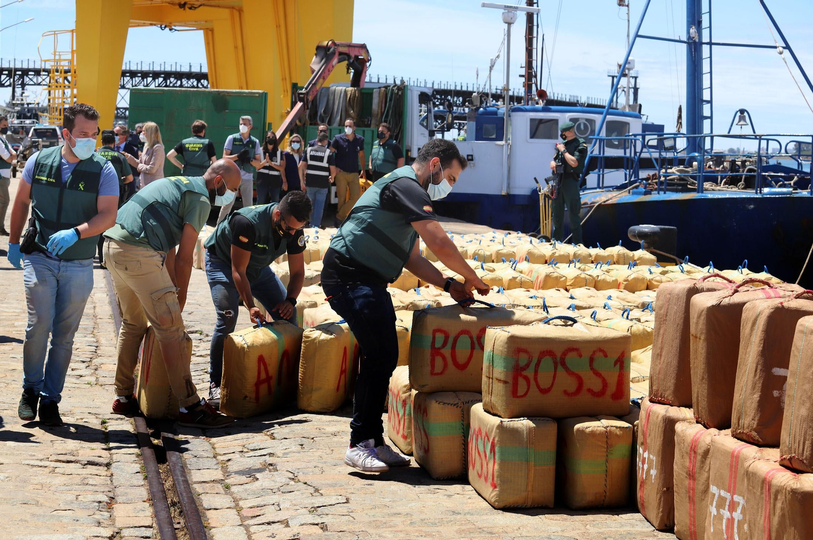 Imágenes de uno de los mayores alijos de hachís incautado por la Guardia Civil en Huelva