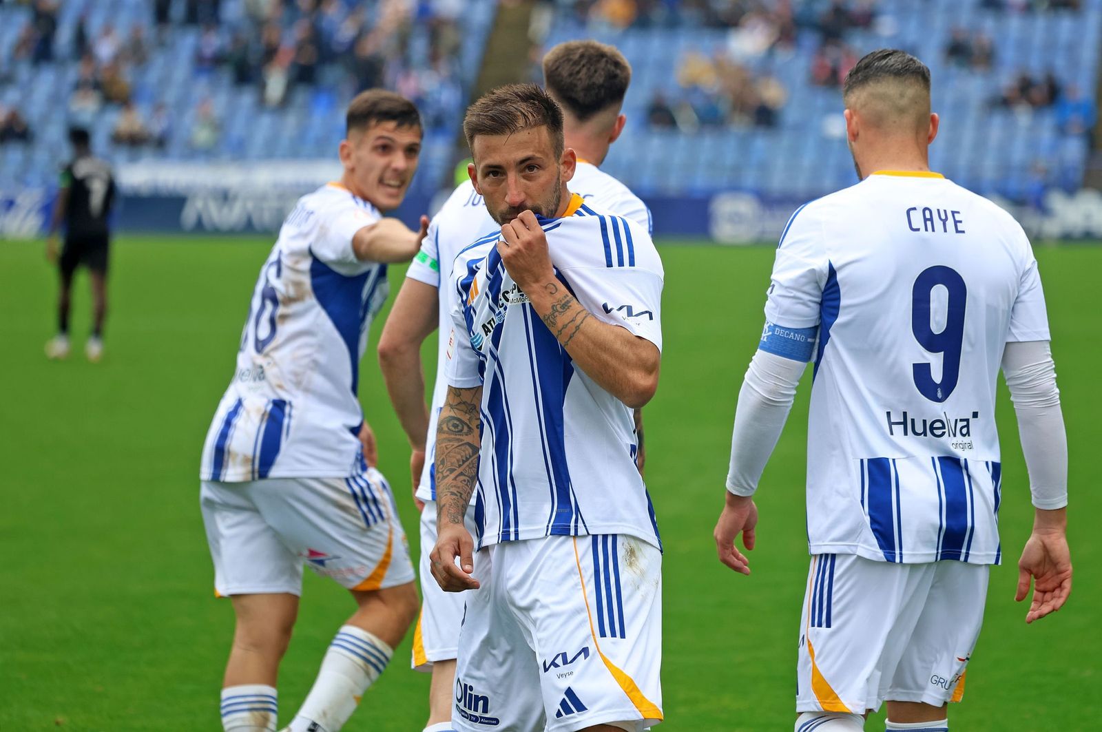 Aitor García se besa el escudo tras hacer el gol.