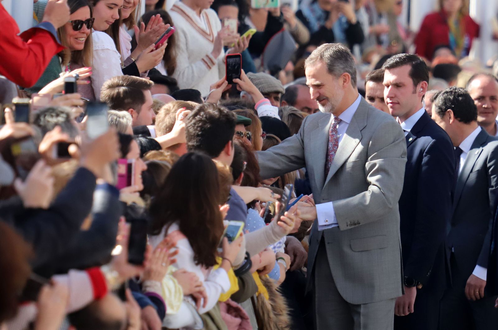 Imágenes de Don Felipe y Doña Letizia arropados por el cariño de los almonteños