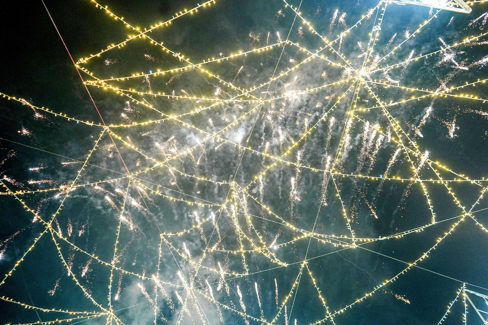 Así se vivieron las campanadas en la Plaza del Carmen de Granada: uvas y fiesta para recibir a 2024