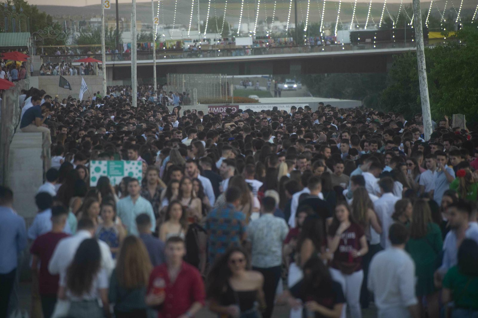 El botellón y la calle del Infierno de la Feria, en imágenes