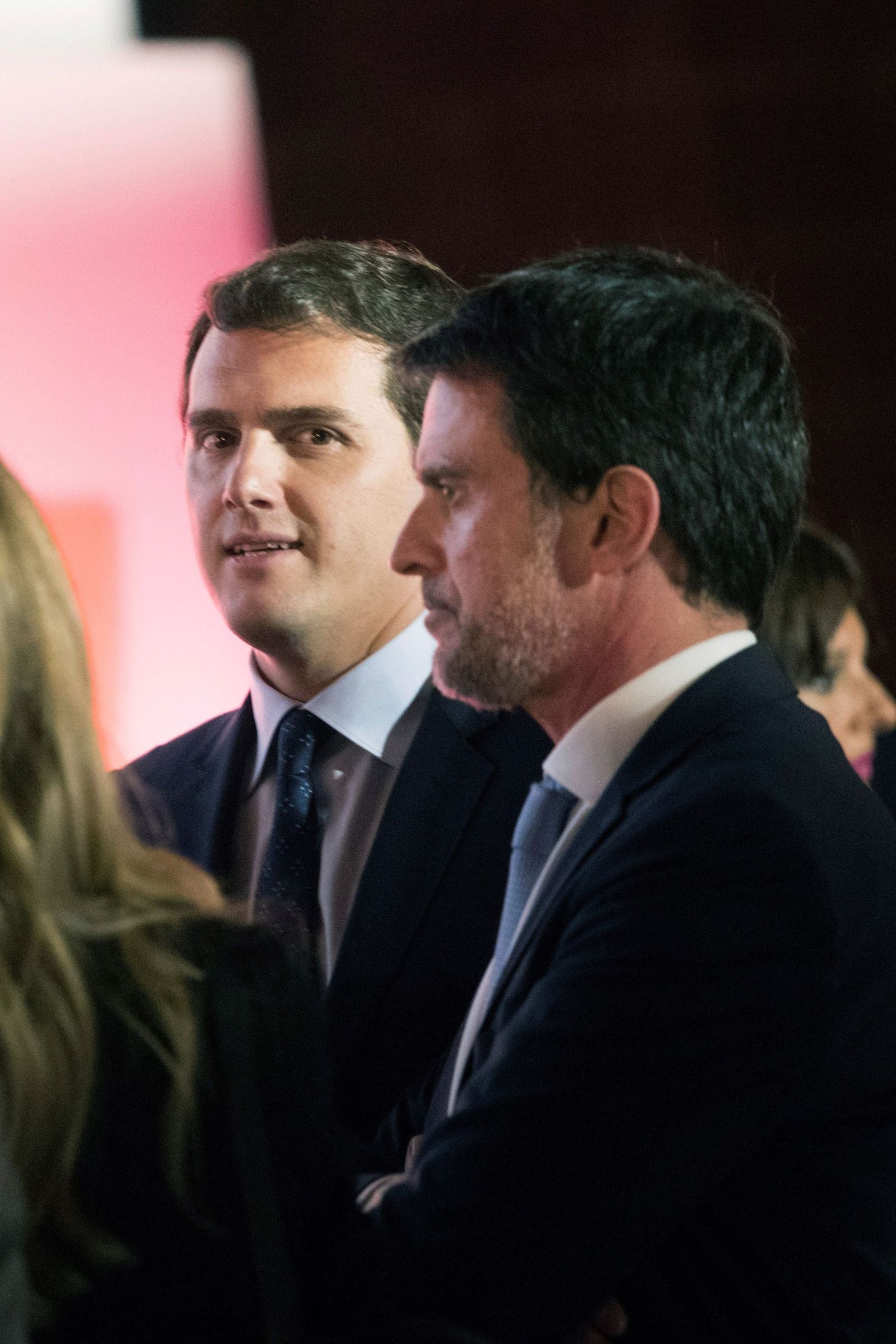 El ex primer ministro francés Manuel Valls (derecha), ayer en la entrega de premios de SCC junto a Albert Rivera.