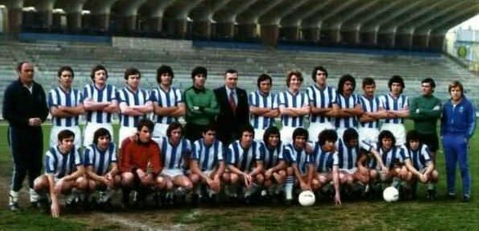 La plantilla del Recreativo 1977/78 posa en el desaparecido estadio Colombino.