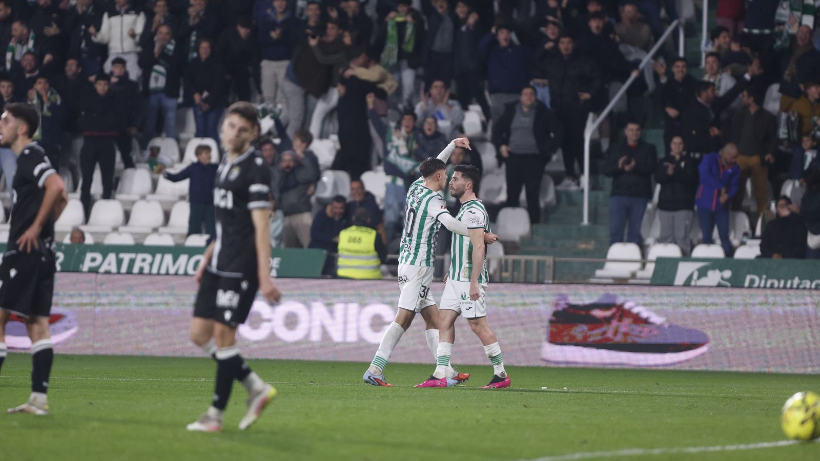 Jacobo celebra junto a Requena su gol al Burgos.