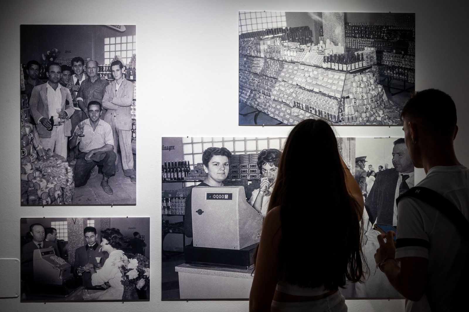 Dos personas ven una parte de la exposición.