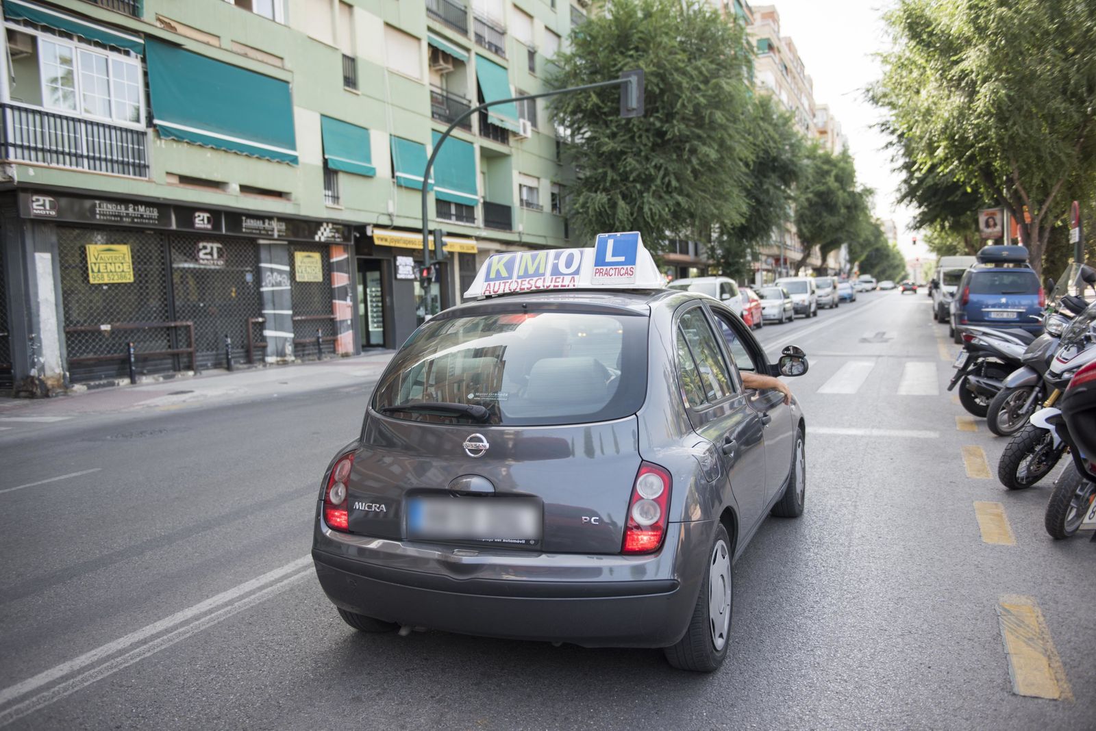 Un coche de autoescuela realiza prácticas por una carretera