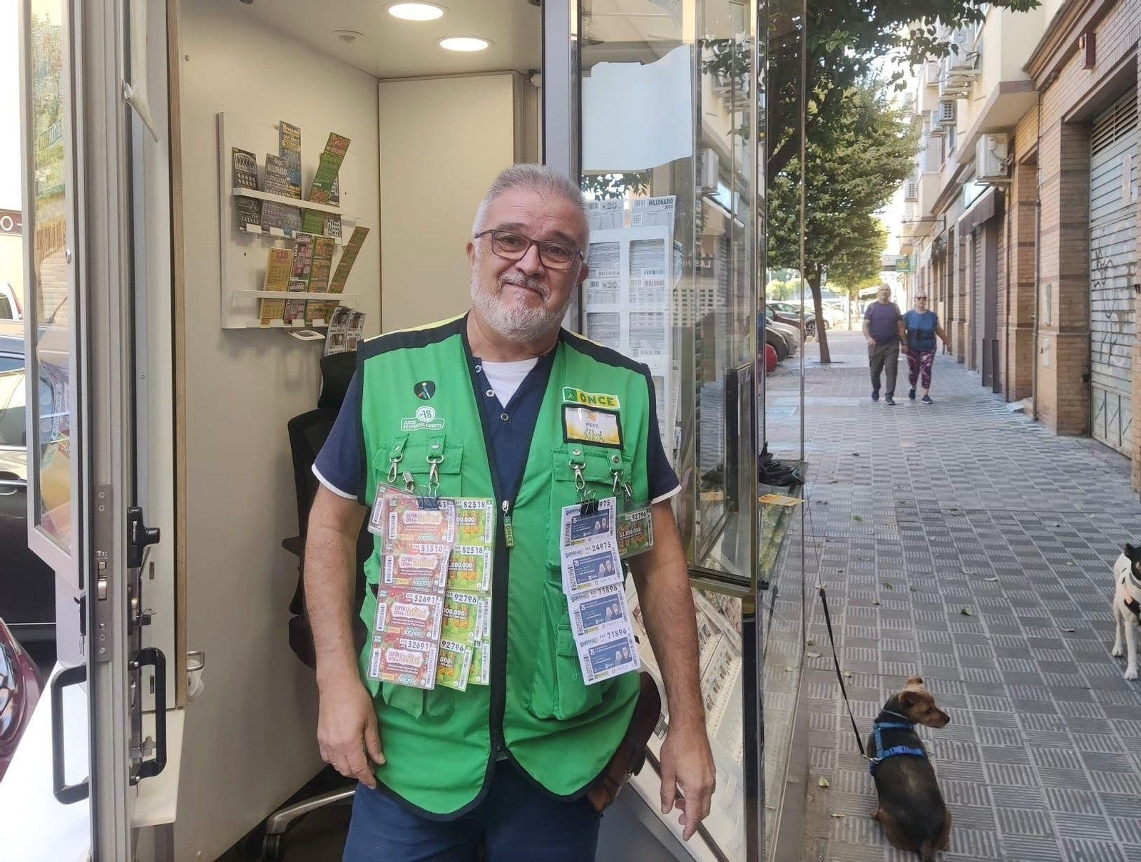 El vendedor de la ONCE, José Guillén, en su despacho en Montequinto.