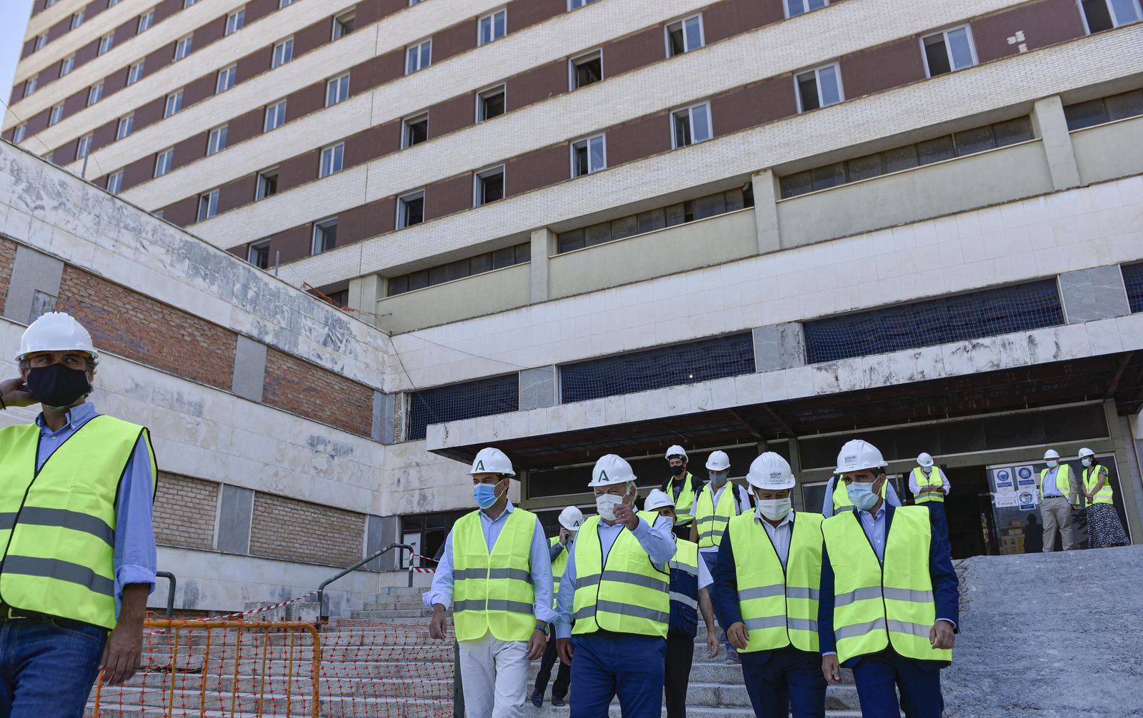 El presidente de la Junta de visita en la obra del Hospital Militar que comenzó este verano.
