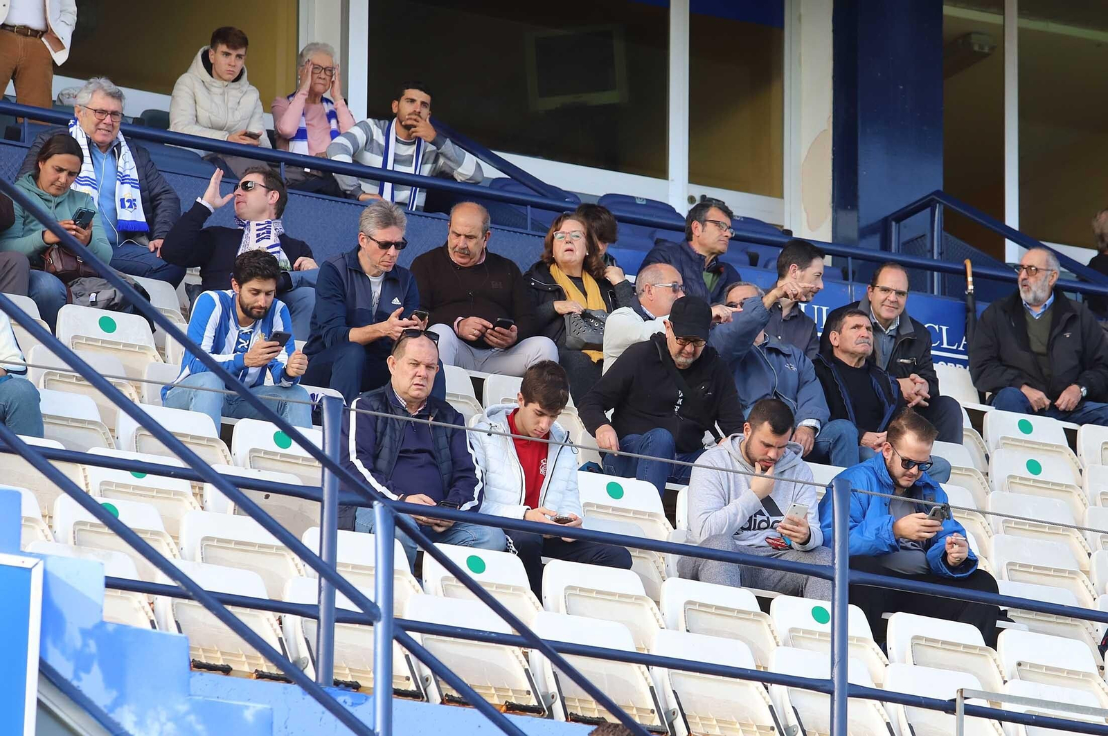 Imágenes del ambiente en las gradas del Nuevo Colombino durante el Recre-Vélez