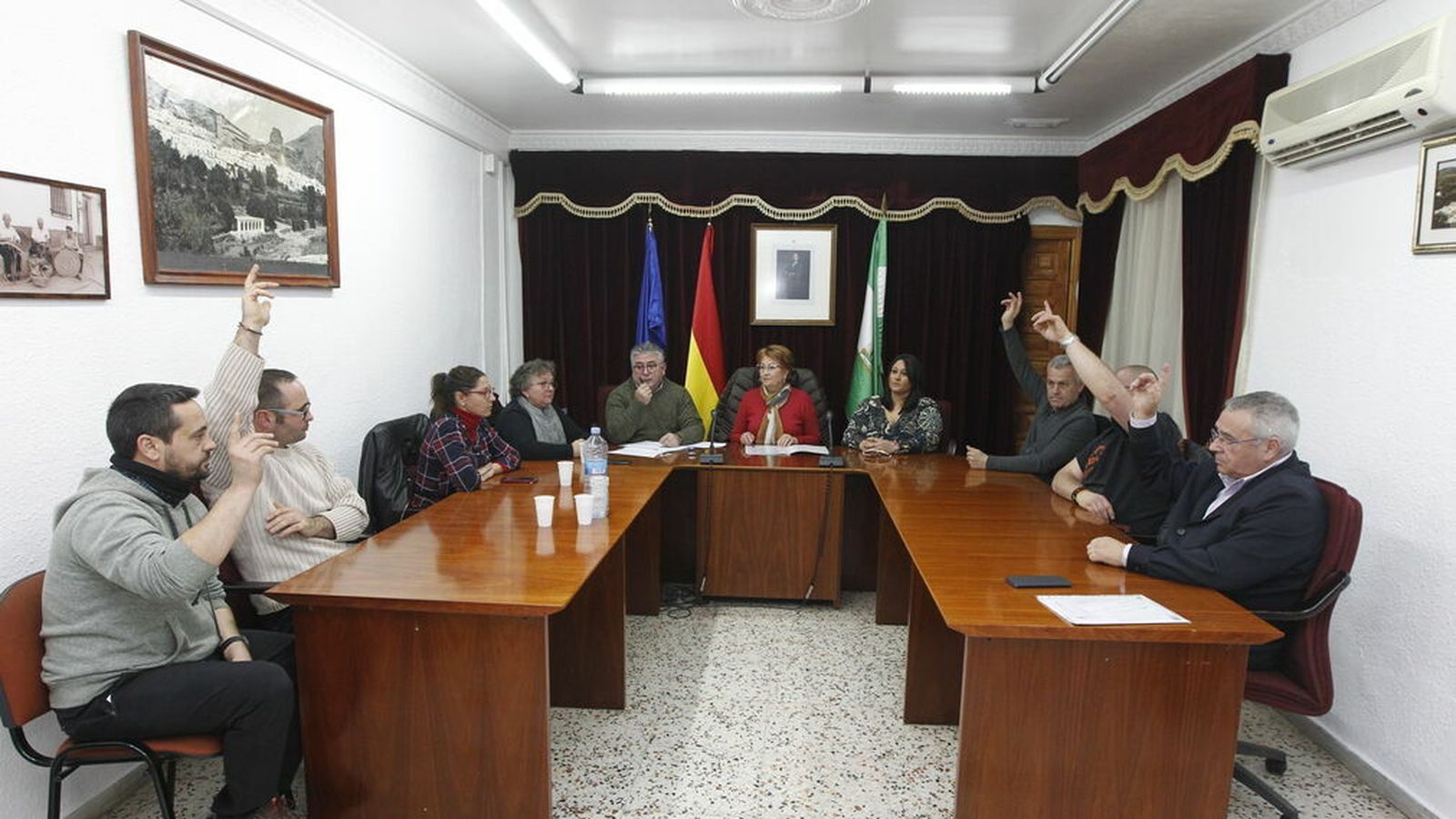 Los ediles del PP y Cs votan en contra de la moción de censura.