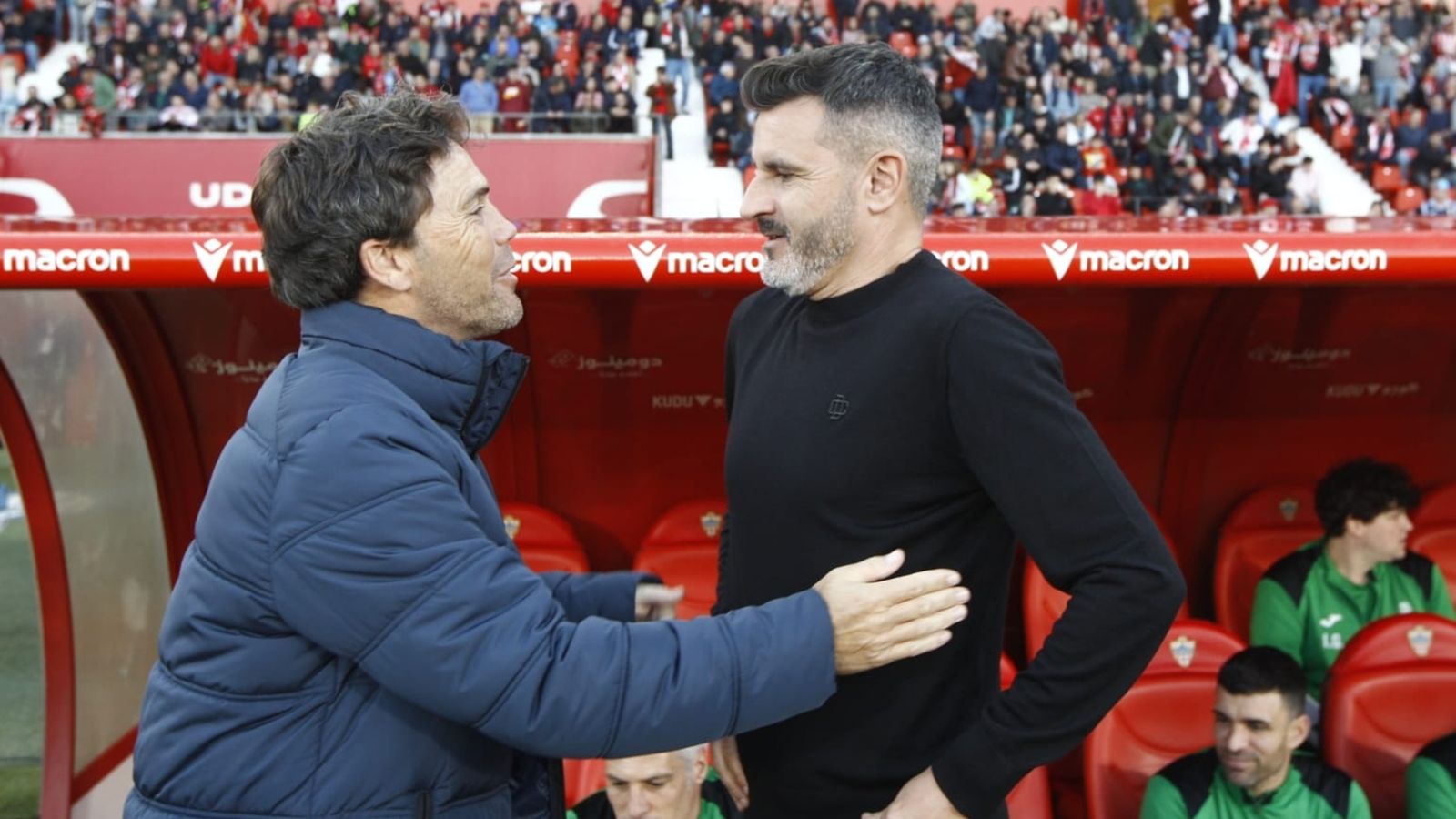 Joan Francesc Ferrer Sicilia 'Rubi' saluda a Iván Ania antes del inicio del encuentro liguero.