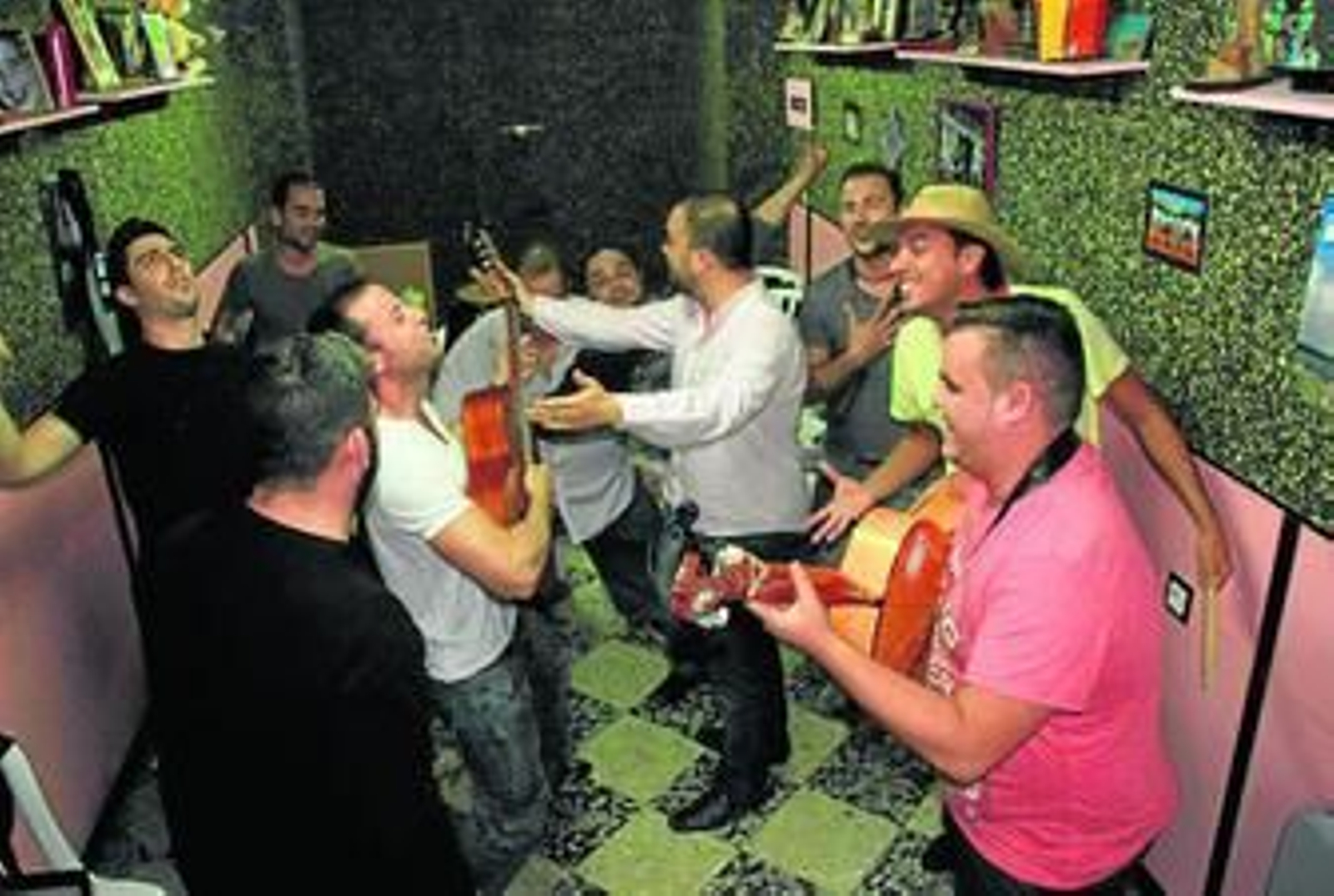 La mezcla de trabajo y diversión durante cuatro meses de ensayo es la base para el éxito de una chirigota.