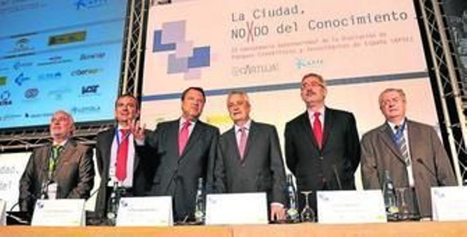 Pérez Saldaña, Hernani, Monteseirín, Griñán, Ávila y Romera, ayer, en la cita de la APTE en Sevilla.