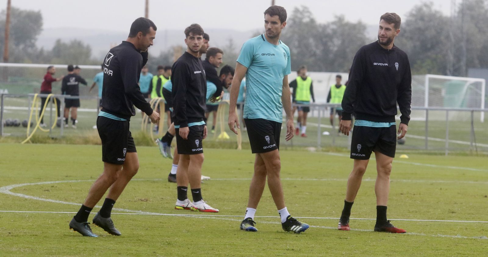 Christian Delgado, Toni Arranz y José Cruz observan a Miguel de las Cuevas.