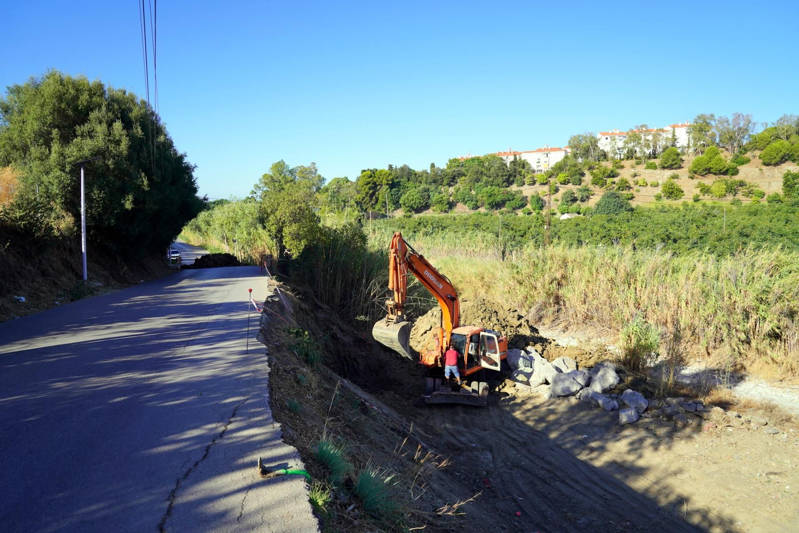 Las obras de construcción del muro de escollera.