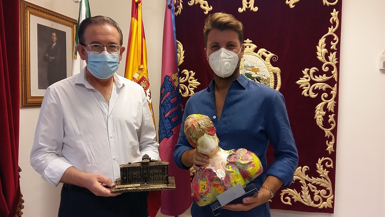 El alcalde de Aracena y Juanma Delgado posan con los obsequios