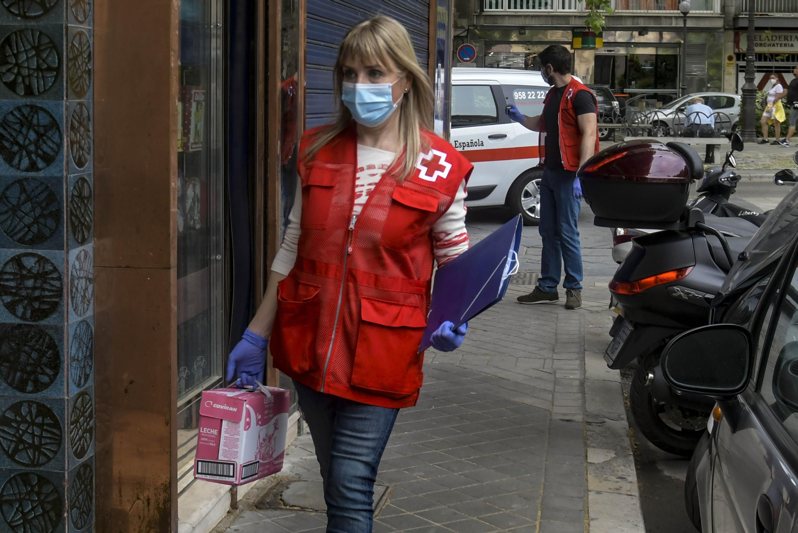 La Cruz Roja durante un entrega de comida a domicilio destinada a personas mayores.