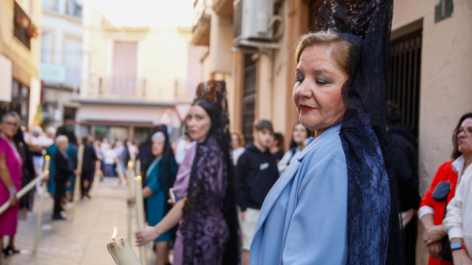 Vea la salida de la Hermandad de Los Ángeles de la Catedral de Almería
