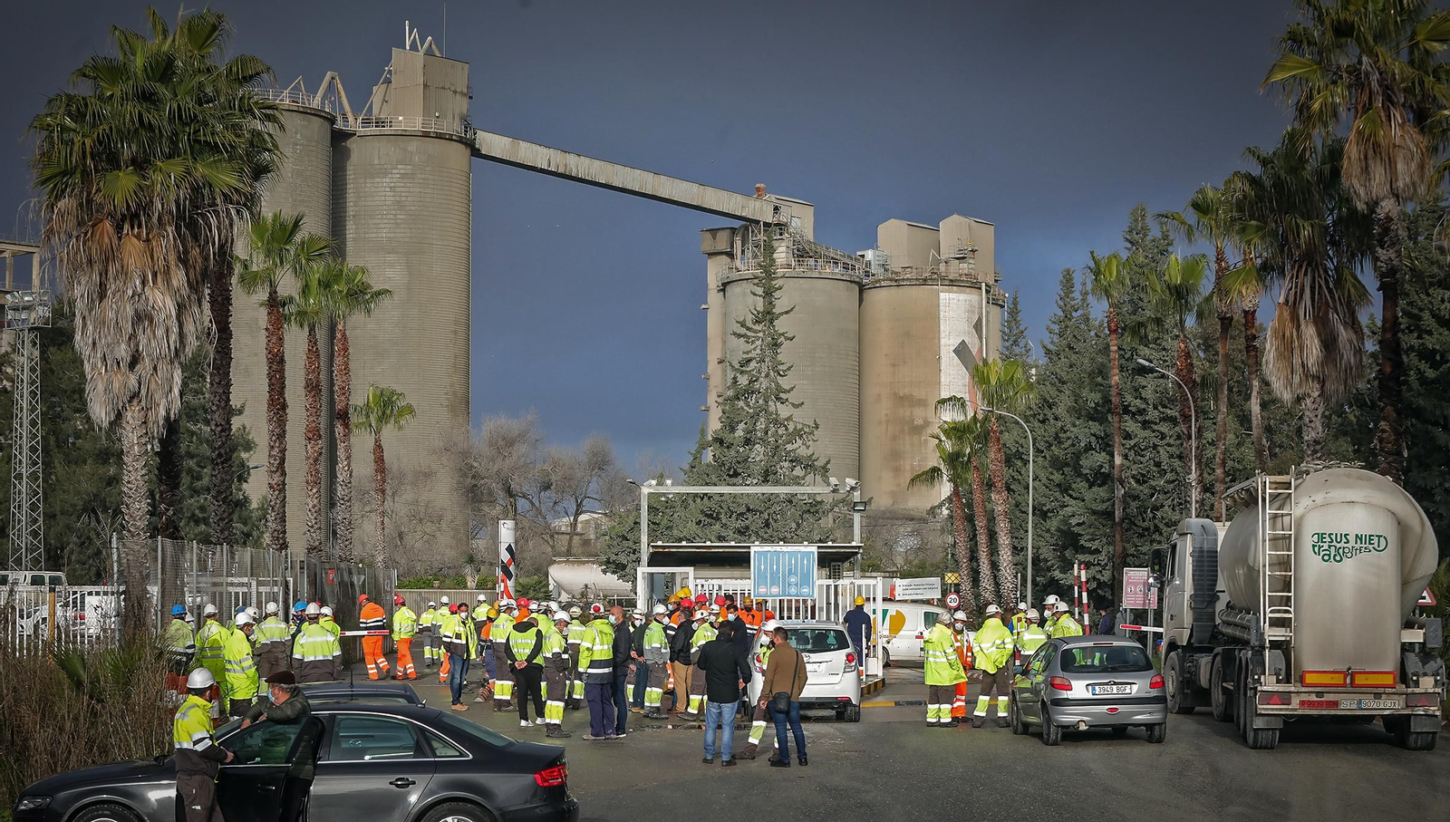 Trabajadores de la cementera Holcim se concentran en la entrada de la planta de Jerez