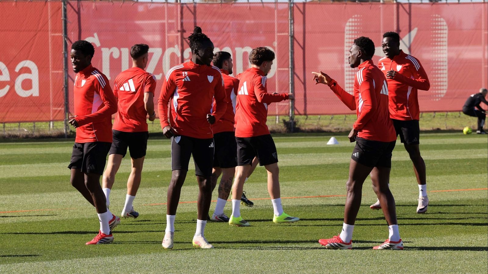 Los jugadores del Sevilla durante un entrenamiento.