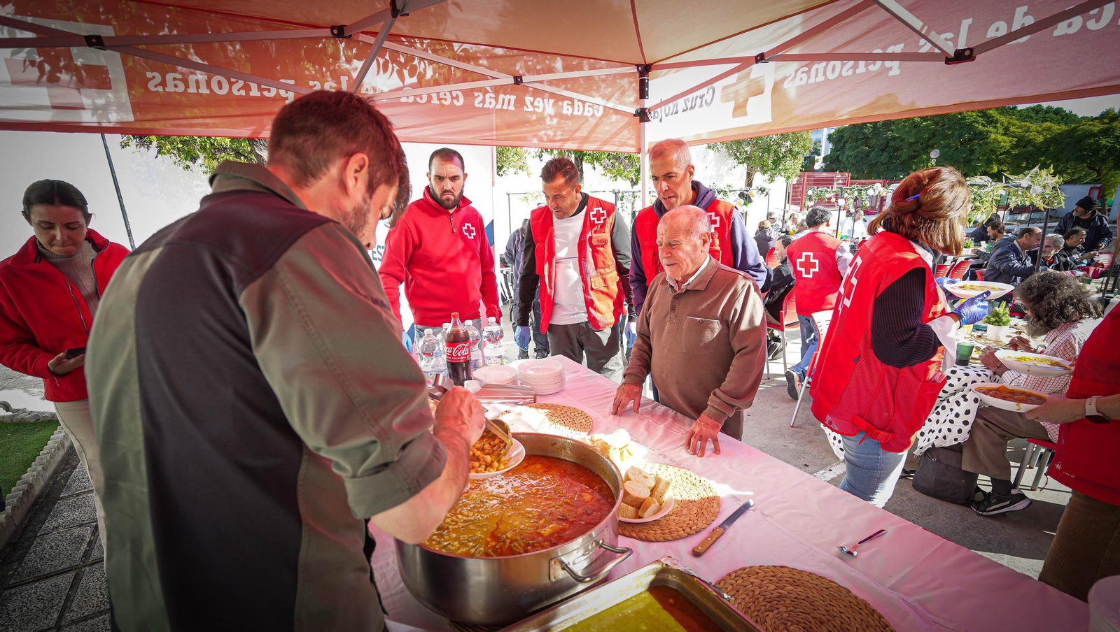 Imágenes del almuerzo navideño de Cruz Roja Jerez y Hacedores Cádiz para personas sin hogar