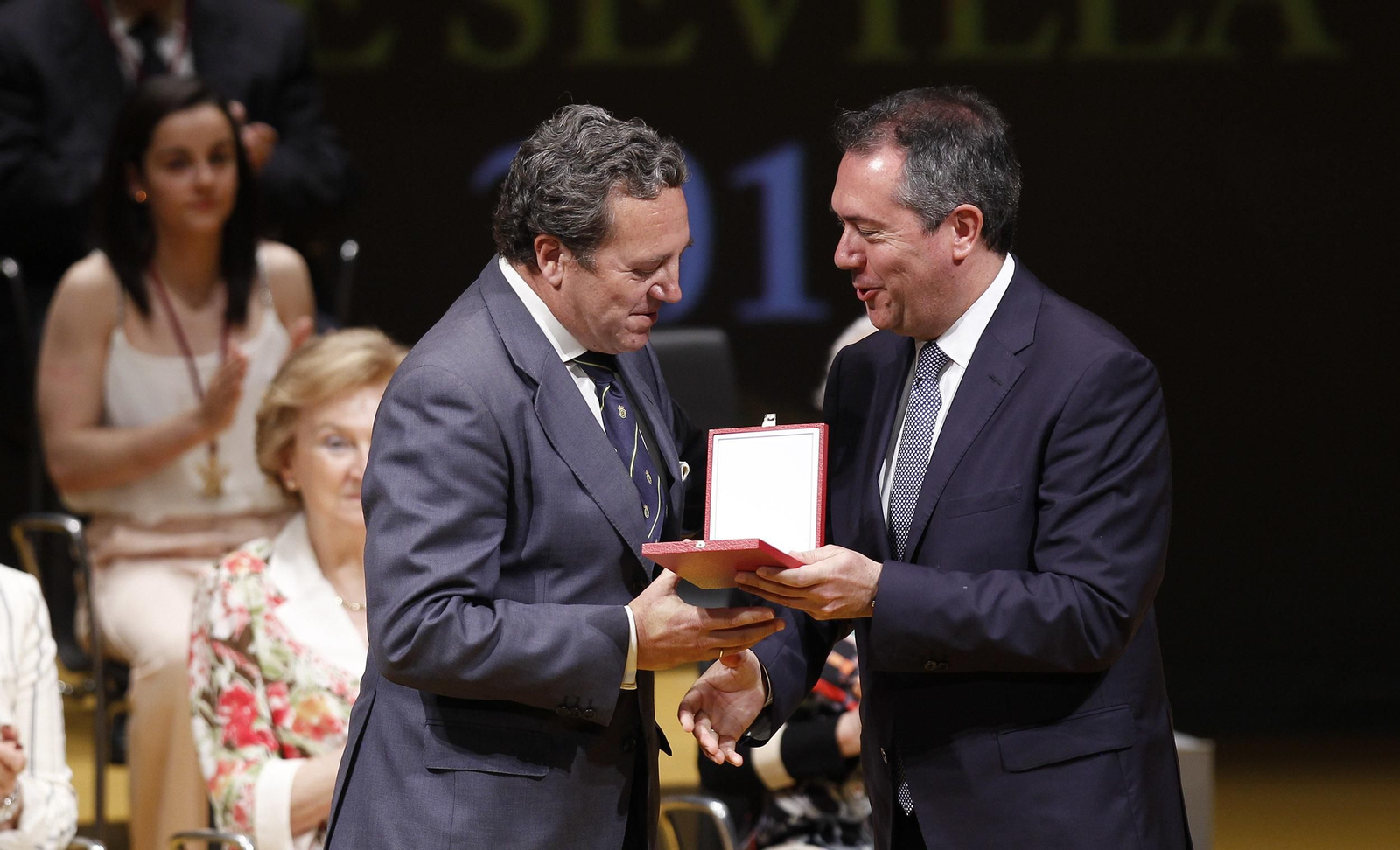 La entrega de las medallas de Sevilla, en imágenes