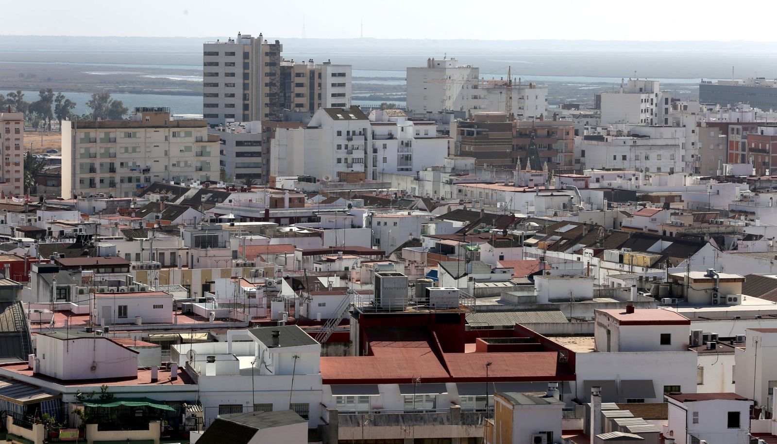 Vista general del centro de la ciudad con la Ría al fondo.