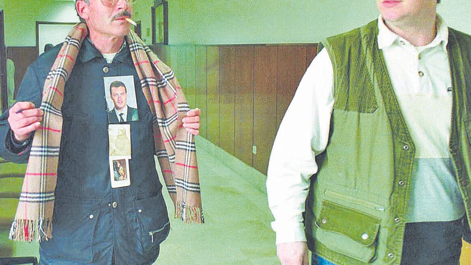 Francisco Holgado muestra una foto de su hijo asesinado, pegada en el pecho, a la conclusión de una vista en enero de 1999.