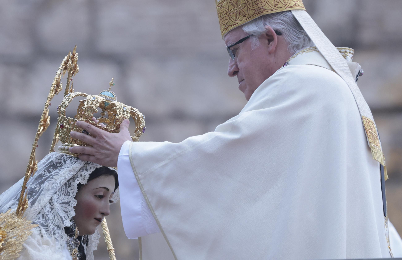Momento en el que el arzobispo de Sevilla corona a la Divina Pastora.