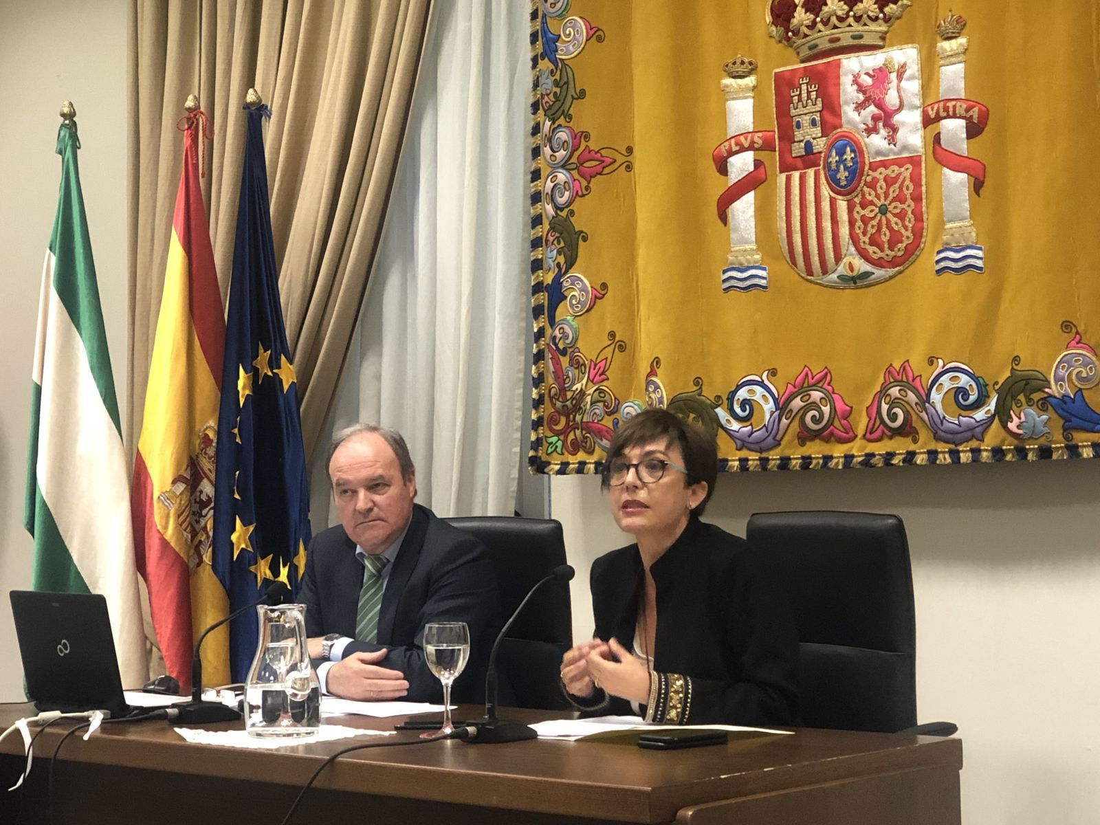 El subdirector general de Planificación y Gestión del Espectro Radioeléctrico del Ministerio de Economía, Antonio Fernández, y la subdelegada del Gobierno en Málaga, María Gámez