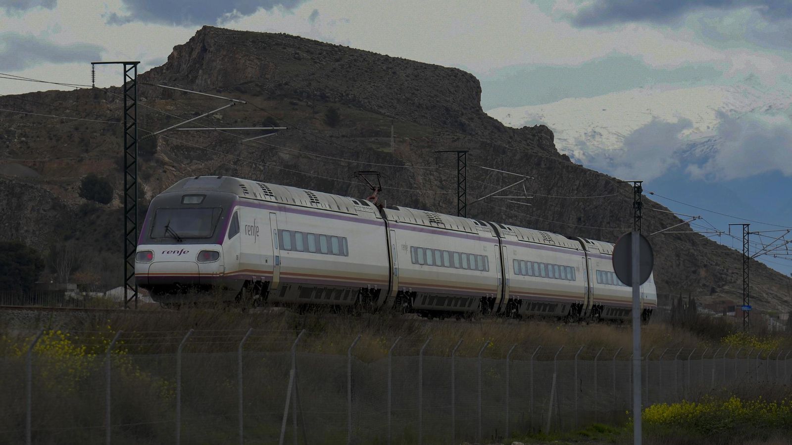 Un tren Serie 104 procedente de Sevilla circula cerca de Sierra Elvira