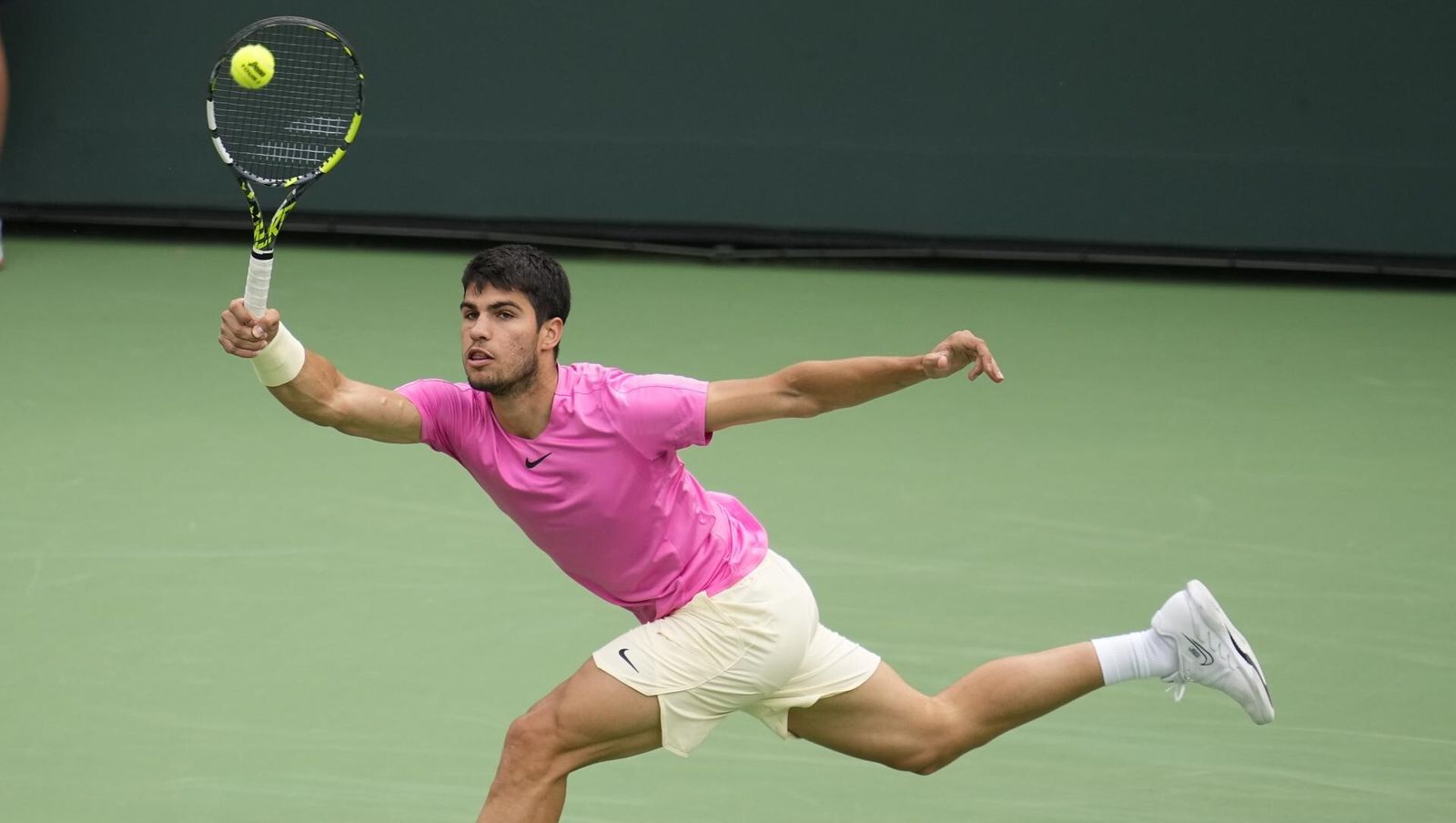 Alcaraz golpea una volea contra Medvedev.