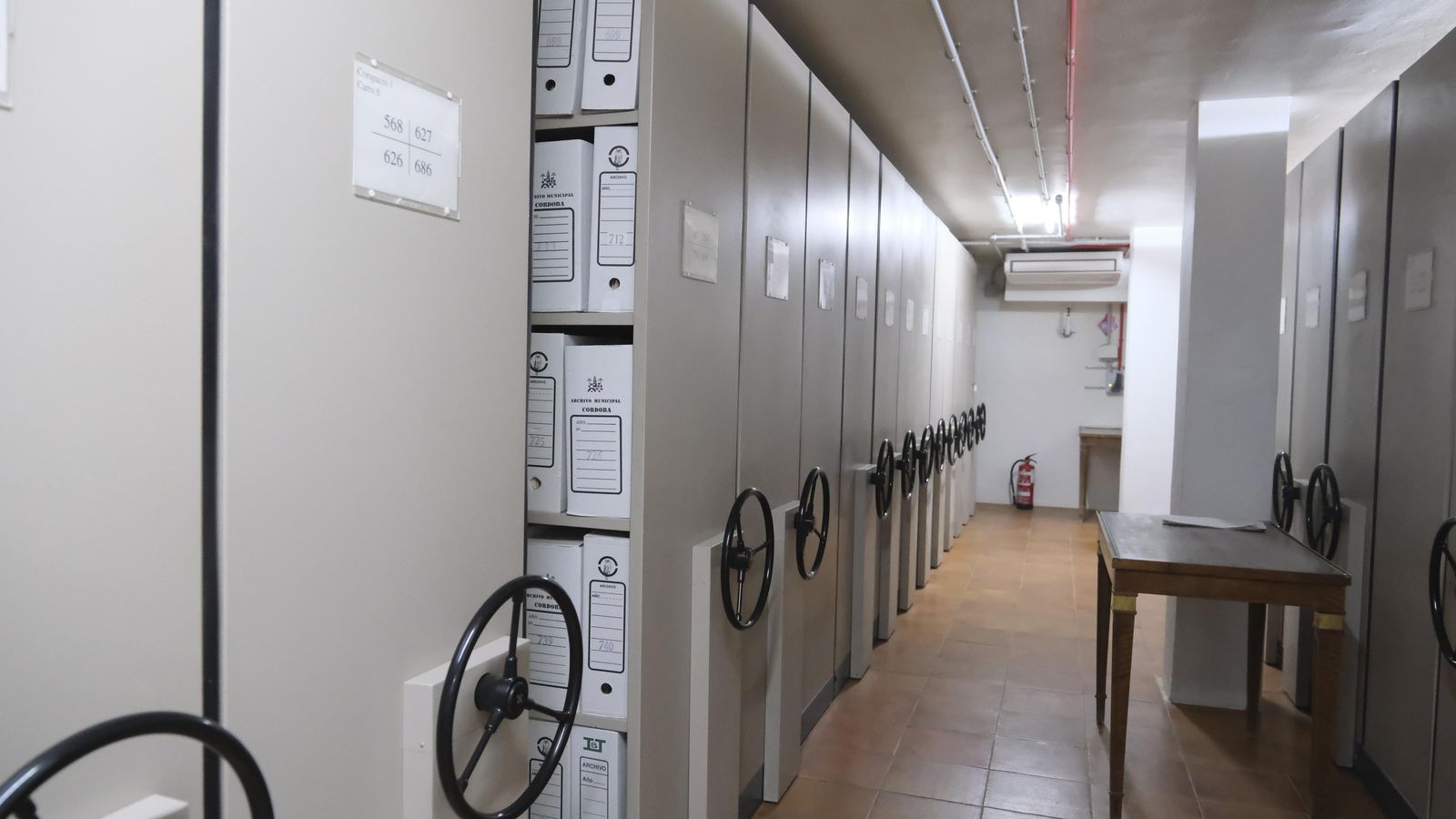 Así lucen los armarios que guardan las grandes carpetas con toda la documentación de la ciudad.