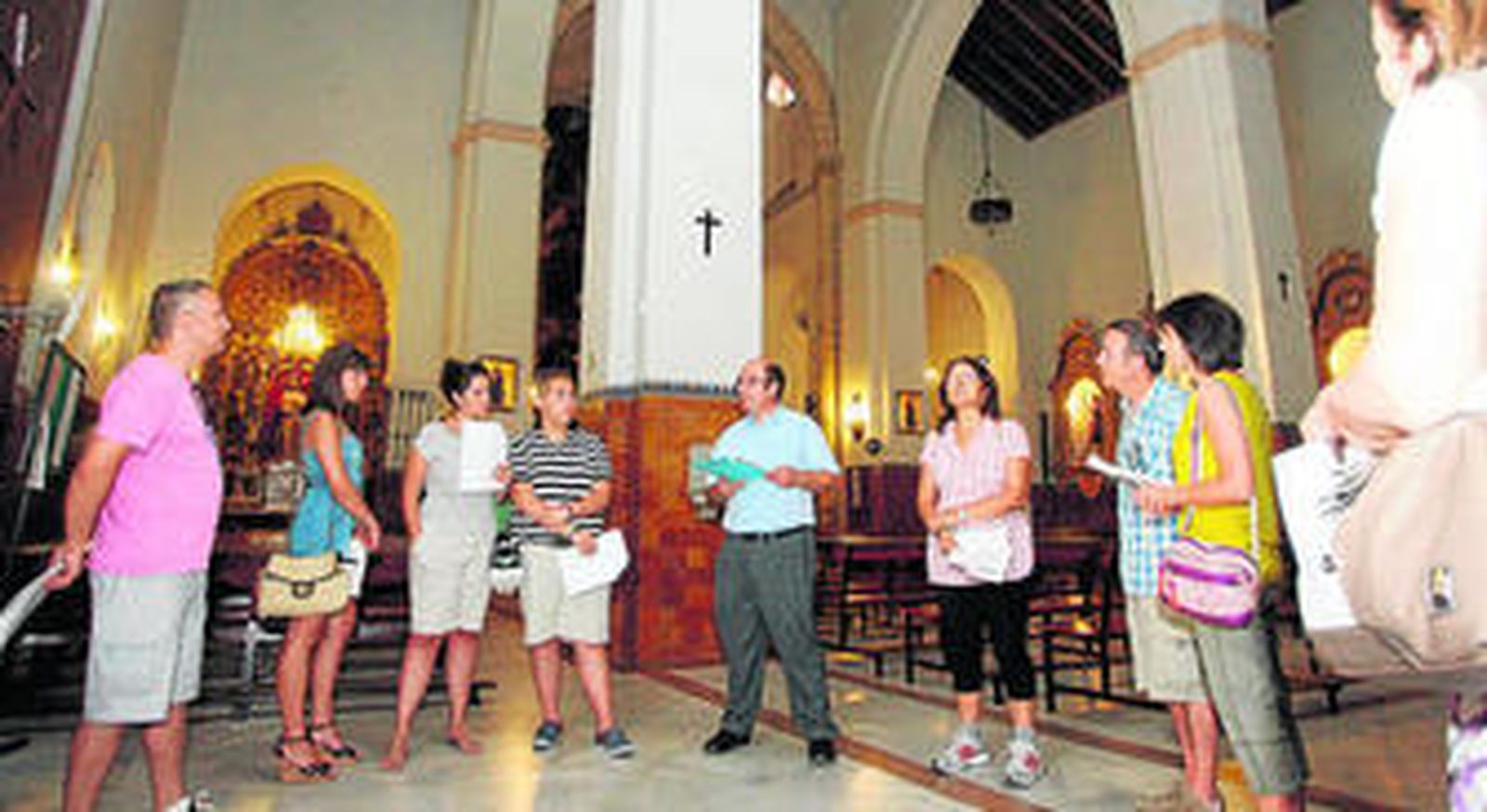 Diferentes momentos de la visita a la Parroquia Mayor de San Pedro.