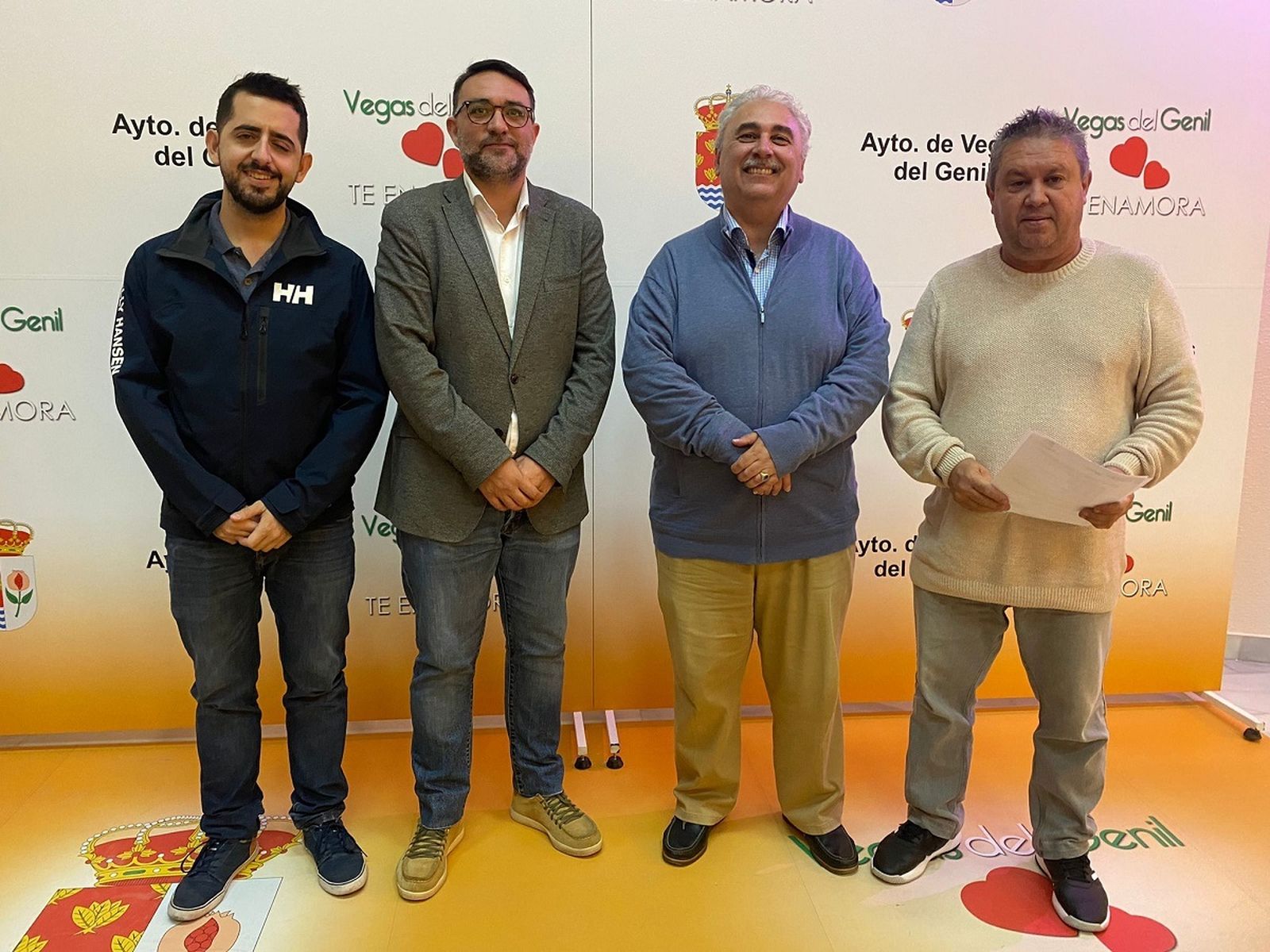 Las autoridades tras las firma del acuerdo en Vegas del Genil