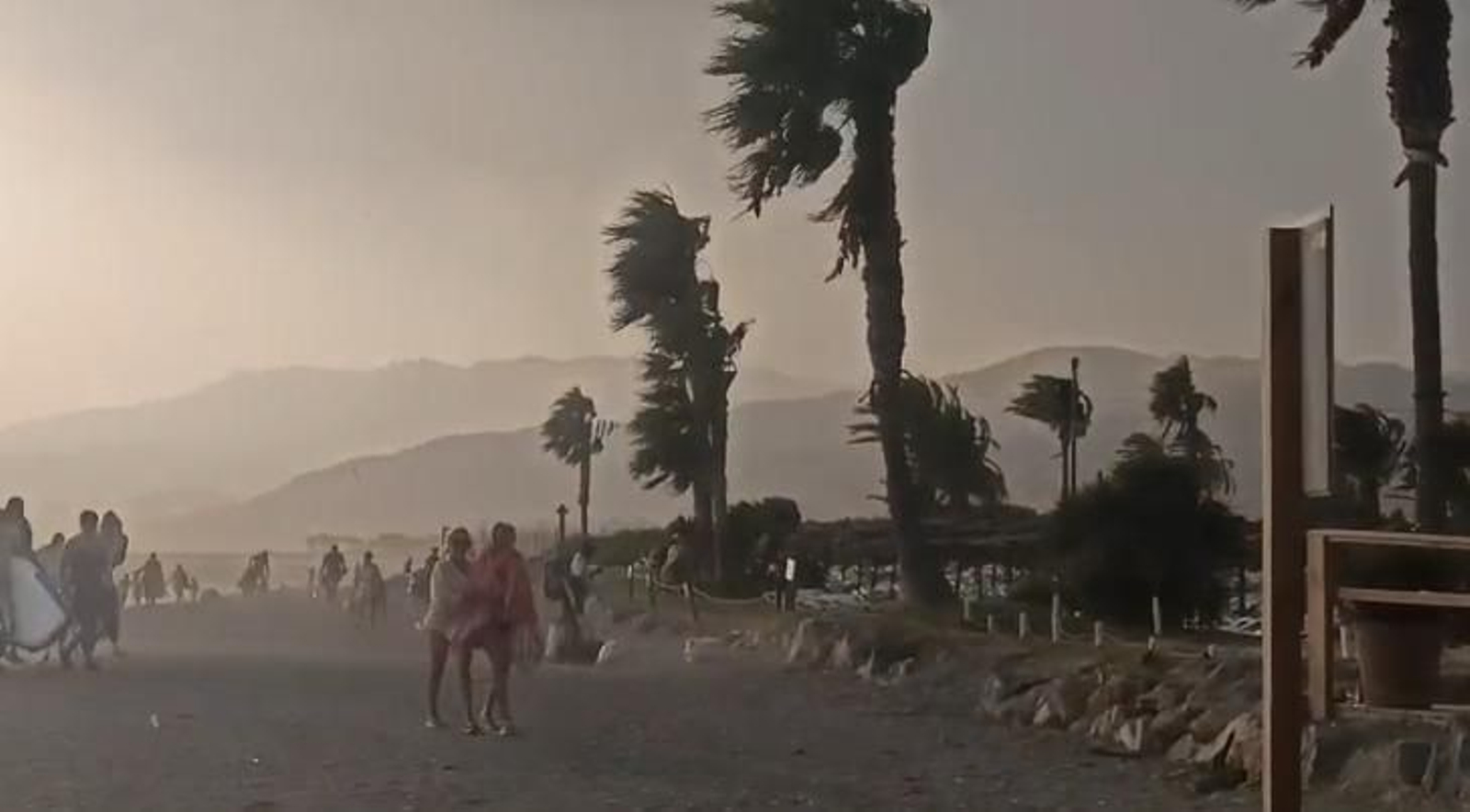 Un momento en Playa Granada durante el reventón térmico