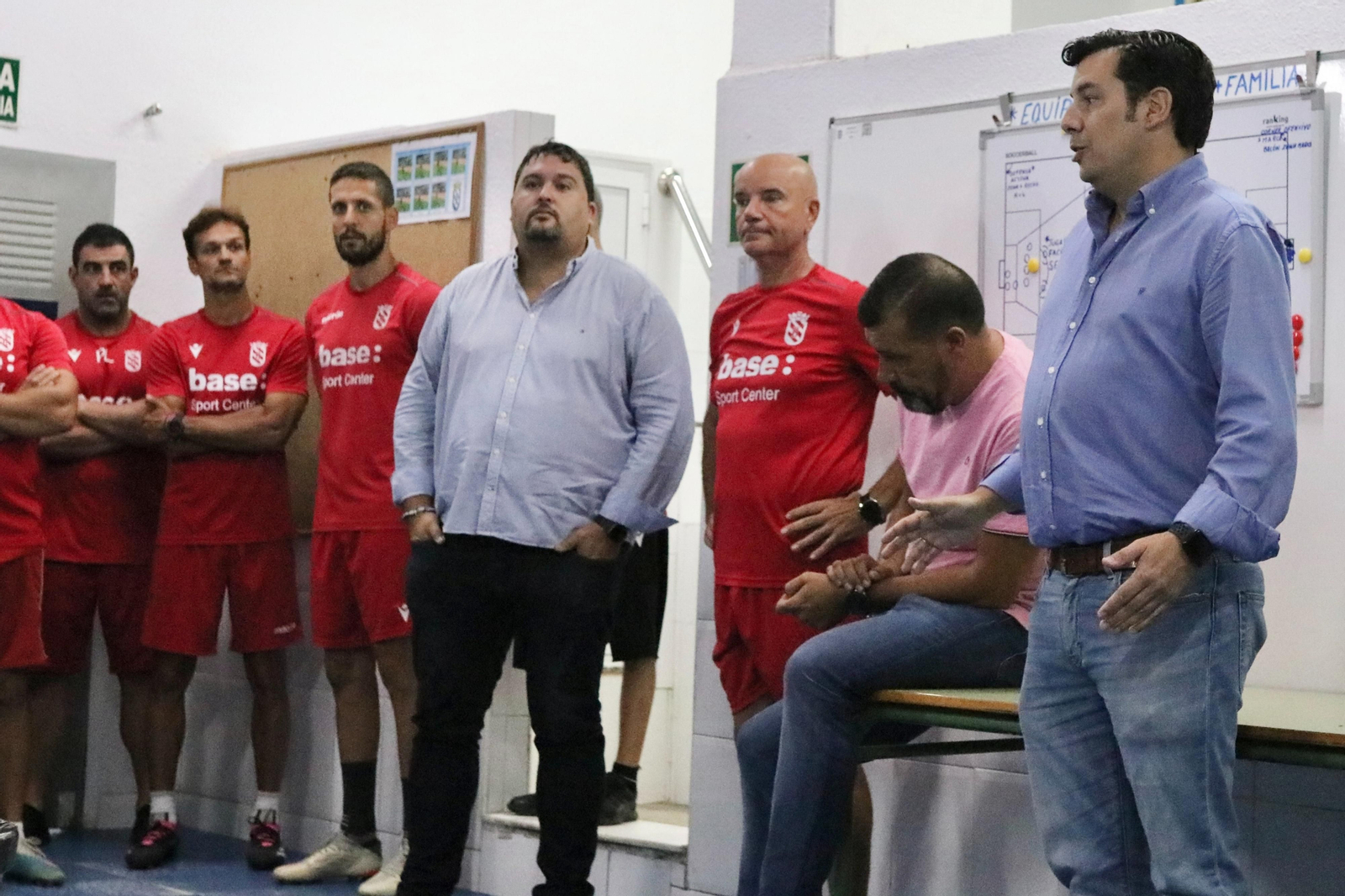 Dani Alejo, junto a Miguel Rivera en el vestuario del Melilla.