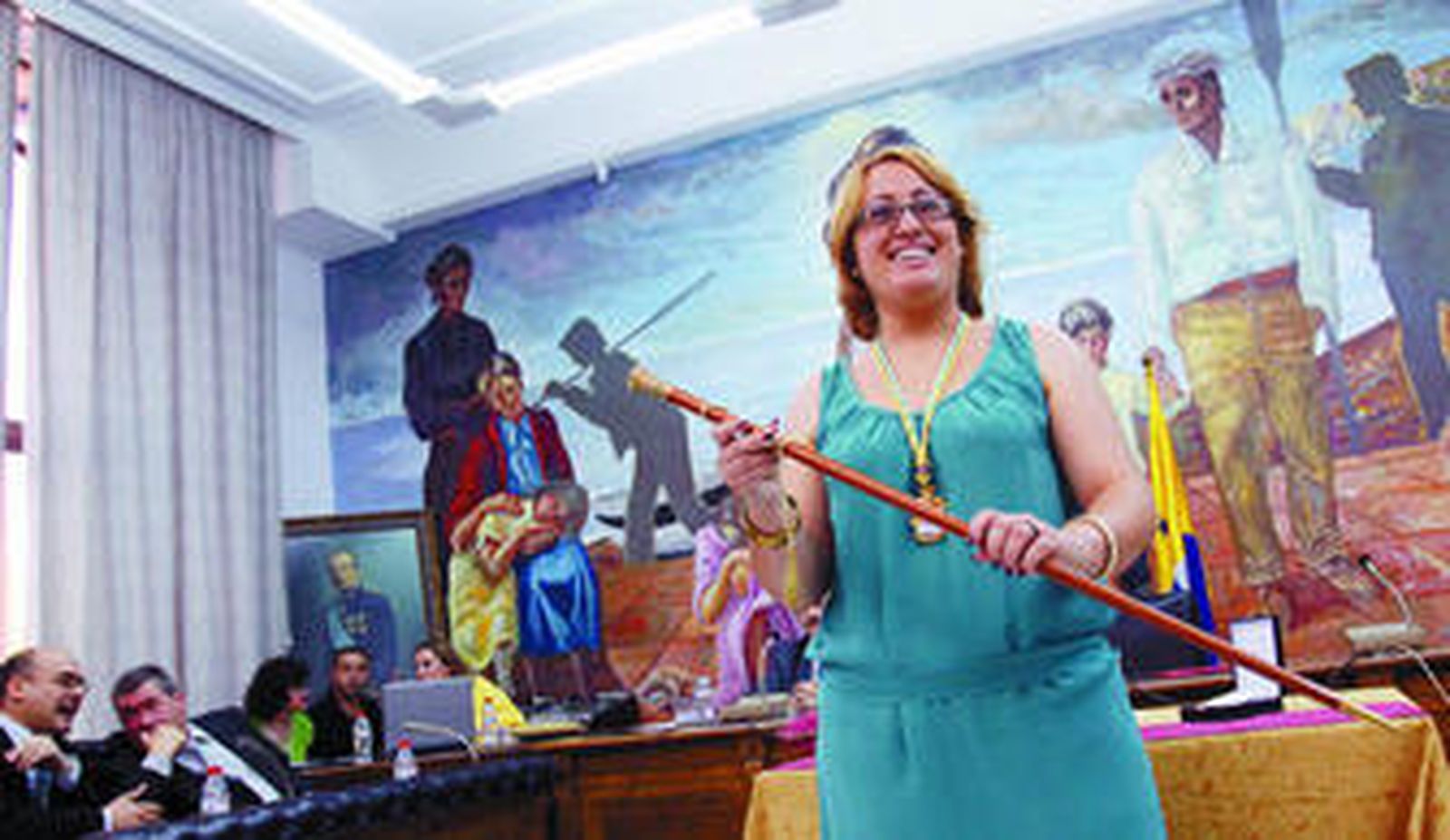 Encarnación Anaya muestra la vara de mando del municipio.