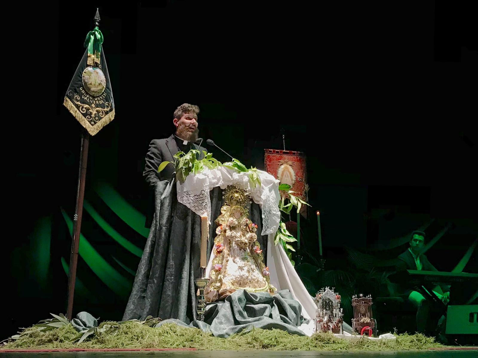 El párroco de Valverde durante el pregón.