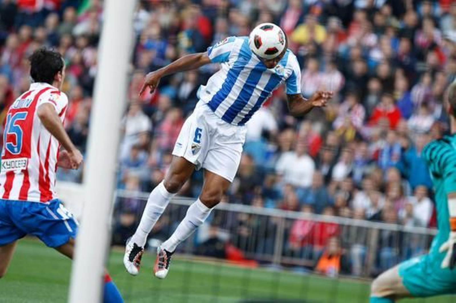El Málaga golea al Atlético en el Calderón (0-3). / LOF