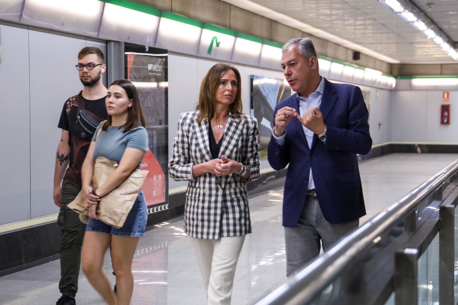 José Luis Sanz con la consejera de Fomento, Rocío  Díaz, en una estación de Metro.