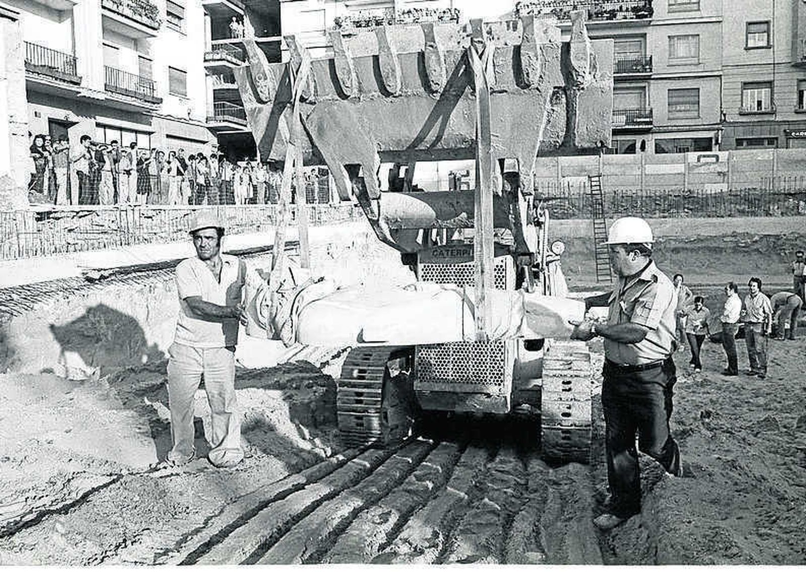 Momento del traslado en que el camión que transportaba el sarcófago llegaba a la puerta del Museo de Cádiz.