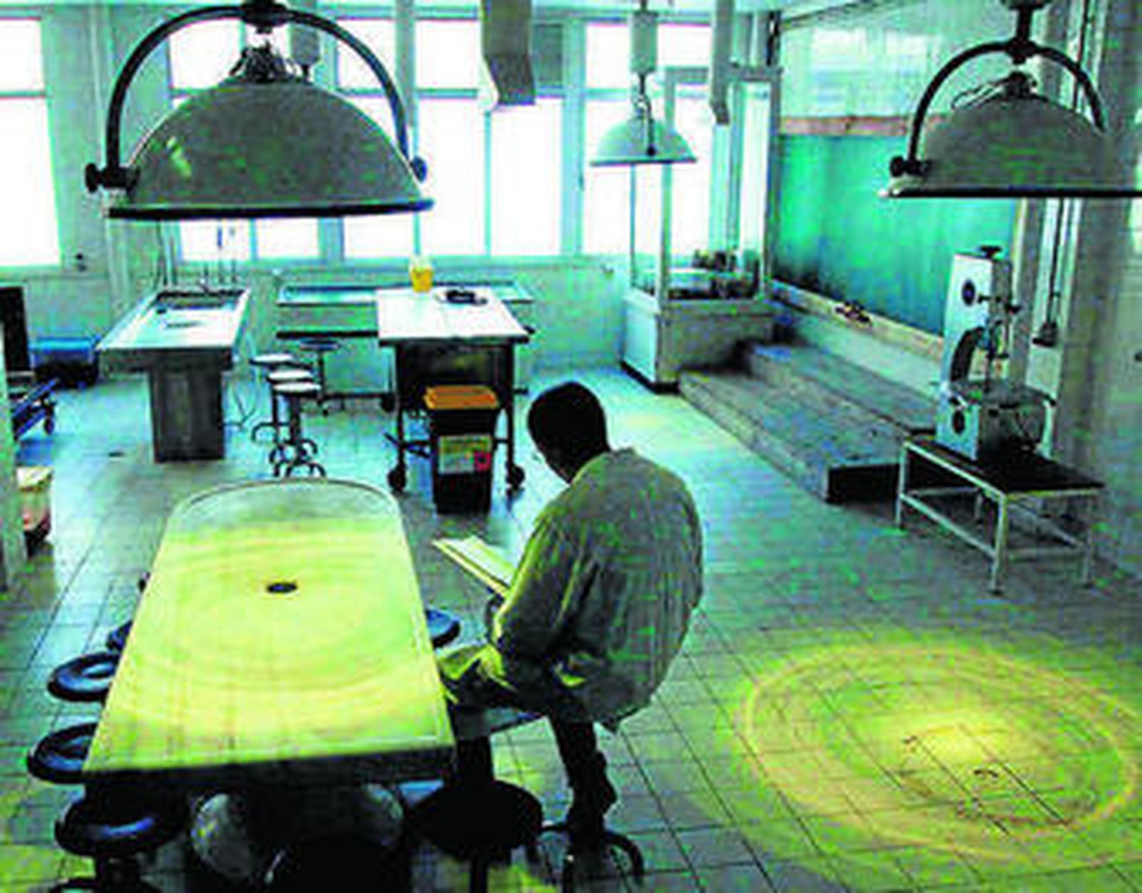 Un docente de la Facultad de Medicina de Cádiz, en la sala de disección.