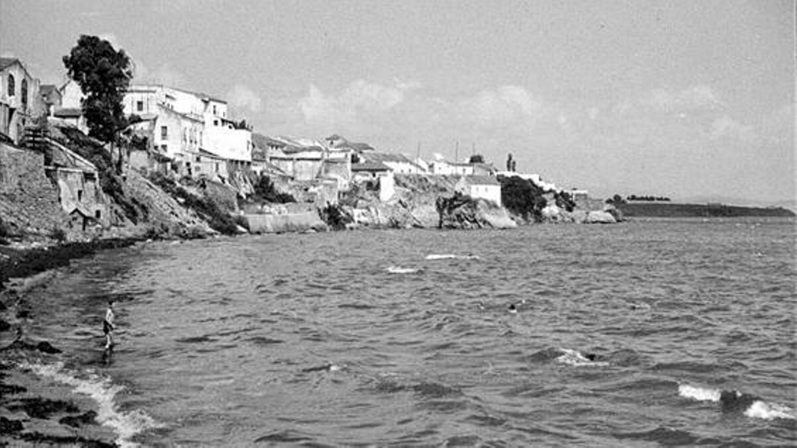 Marea alta antes de los rellenos. El primer árbol señala el barranco de la Escalinata.