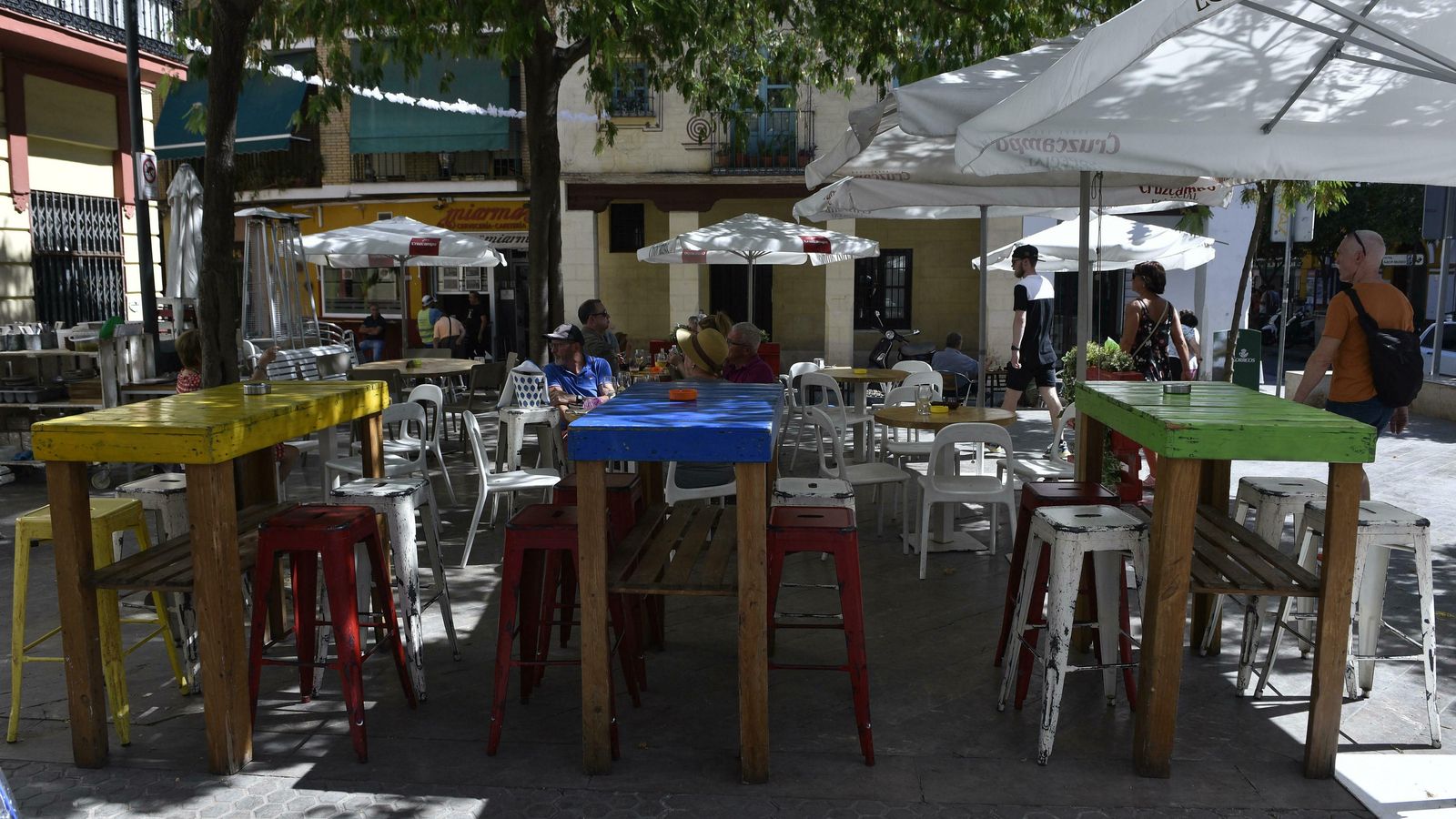 Veladores de diferentes colores y alturas en la Puerta Real
